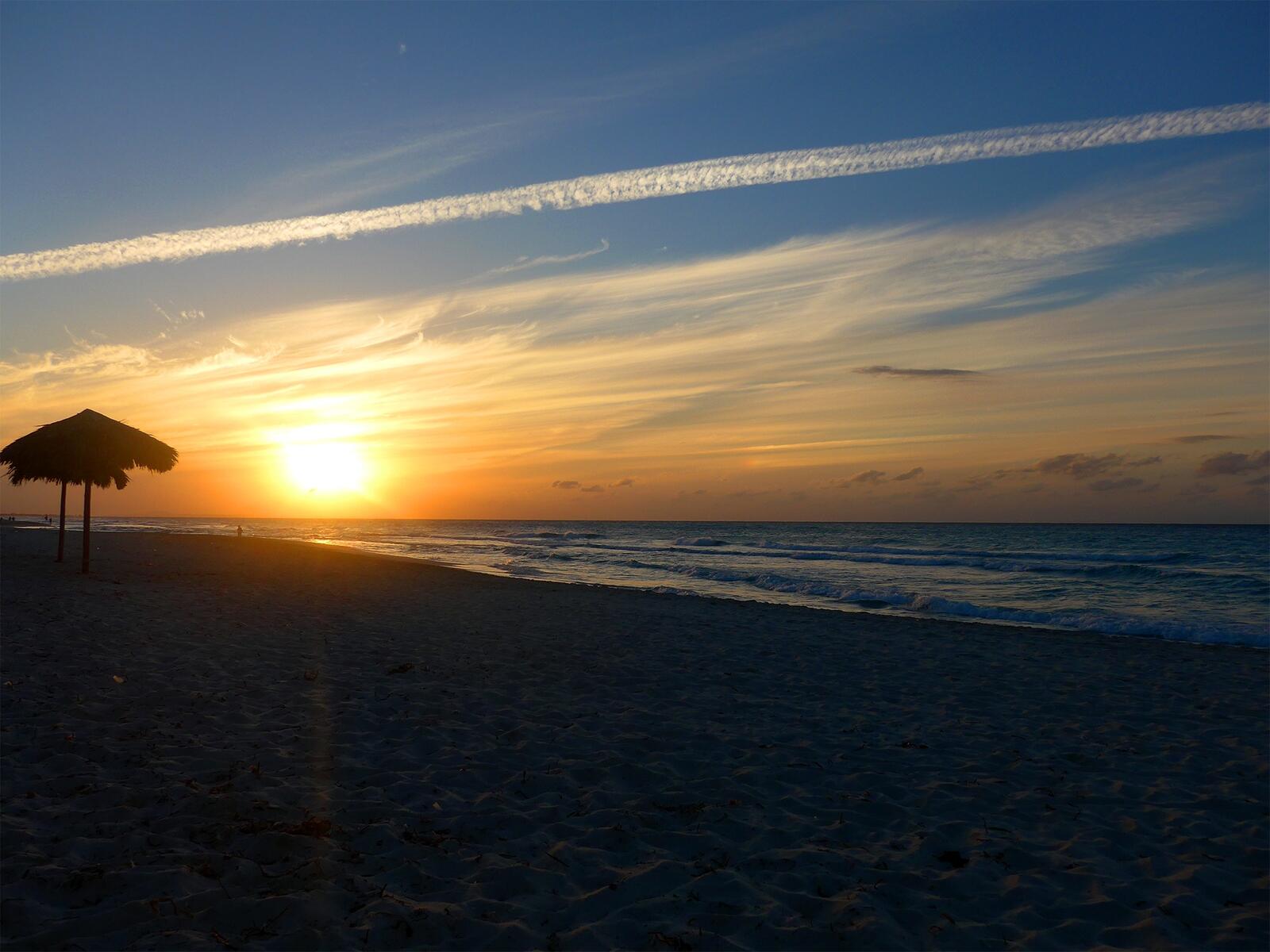 Бесплатное фото Закат на песочном пляже