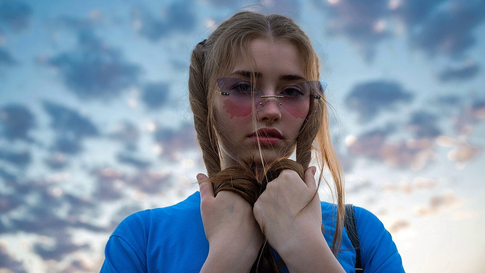 Бесплатное фото Девушка в очках и небо