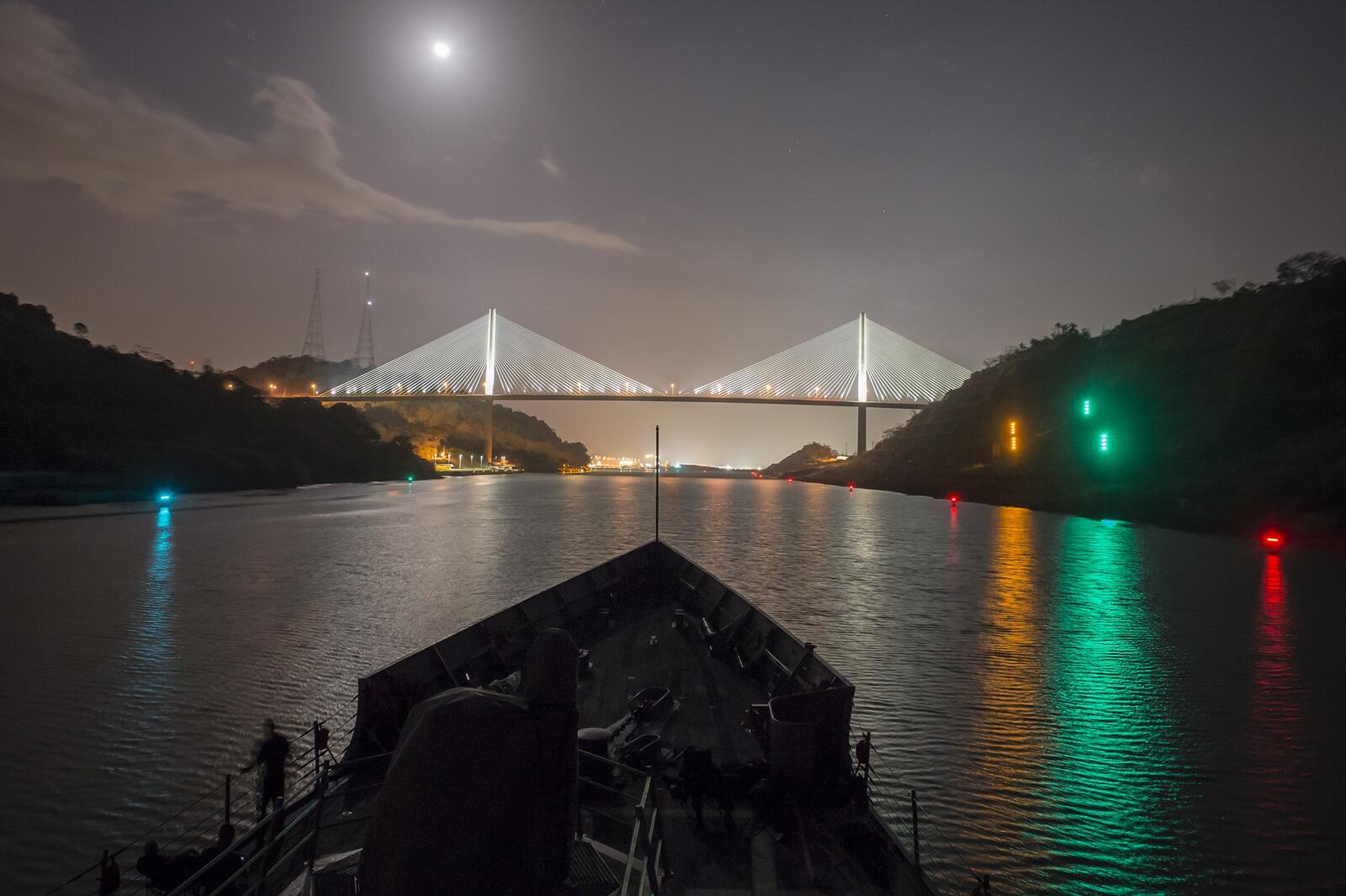 Бесплатное фото Большой мост через реку на фоне неба с луной