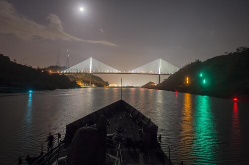 Большой мост через реку на фоне неба с луной
