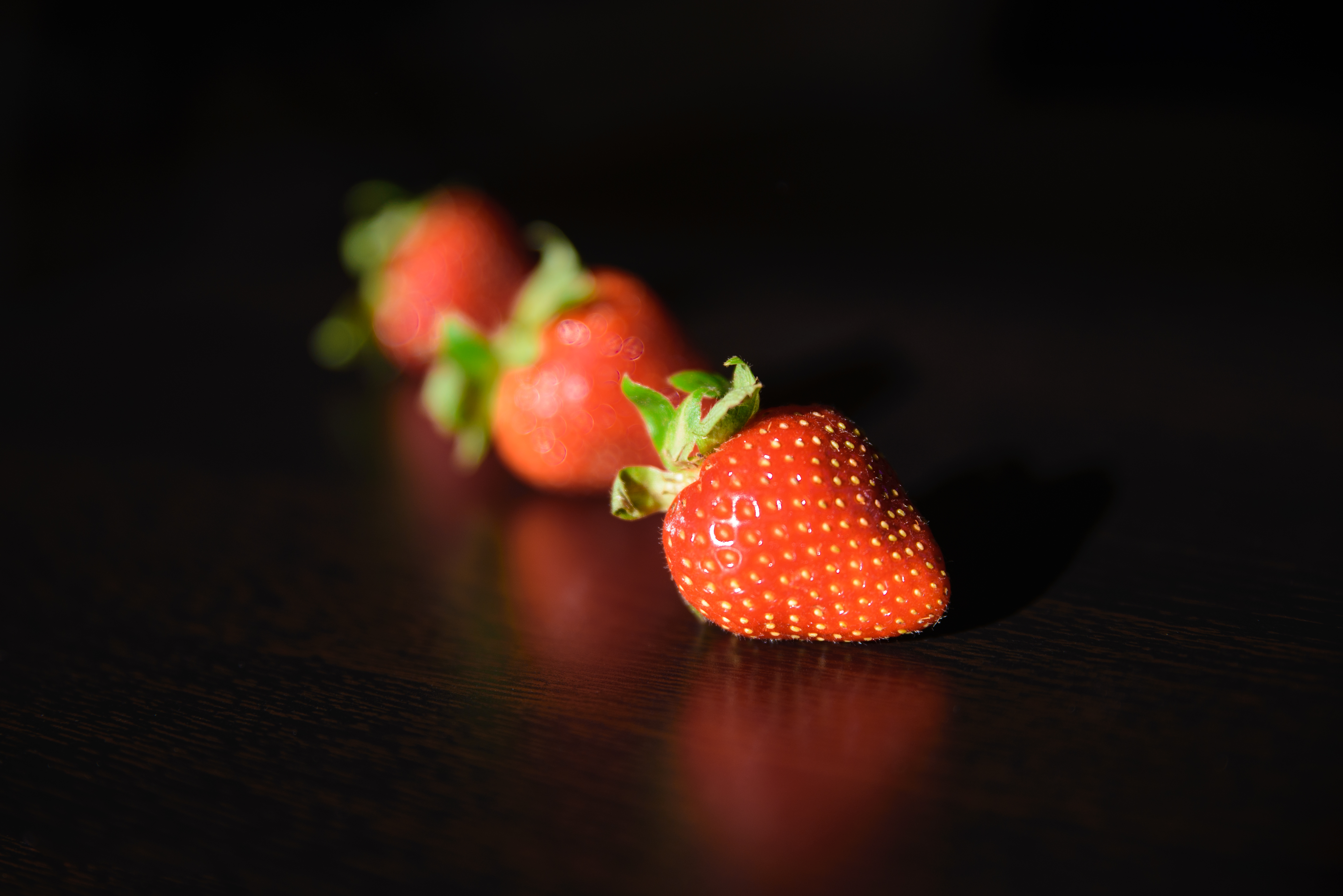 免费照片黑色背景上的草莓