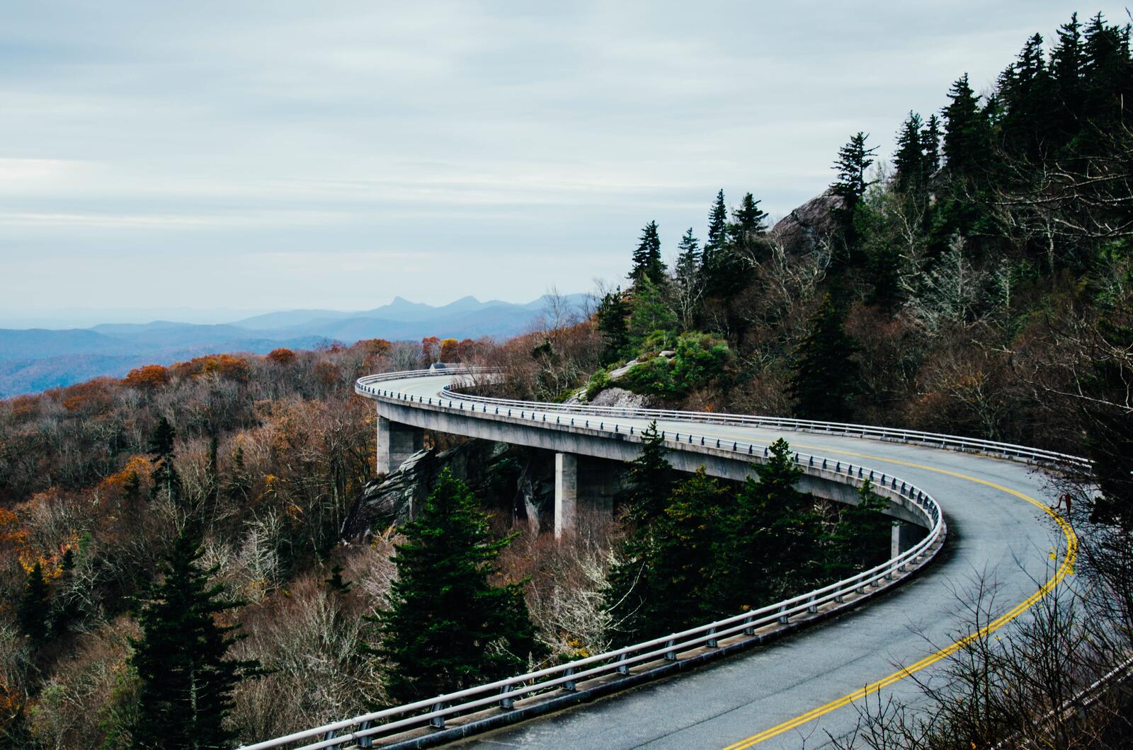 Бесплатное фото Извилистая автомобильная дорога обходит гору