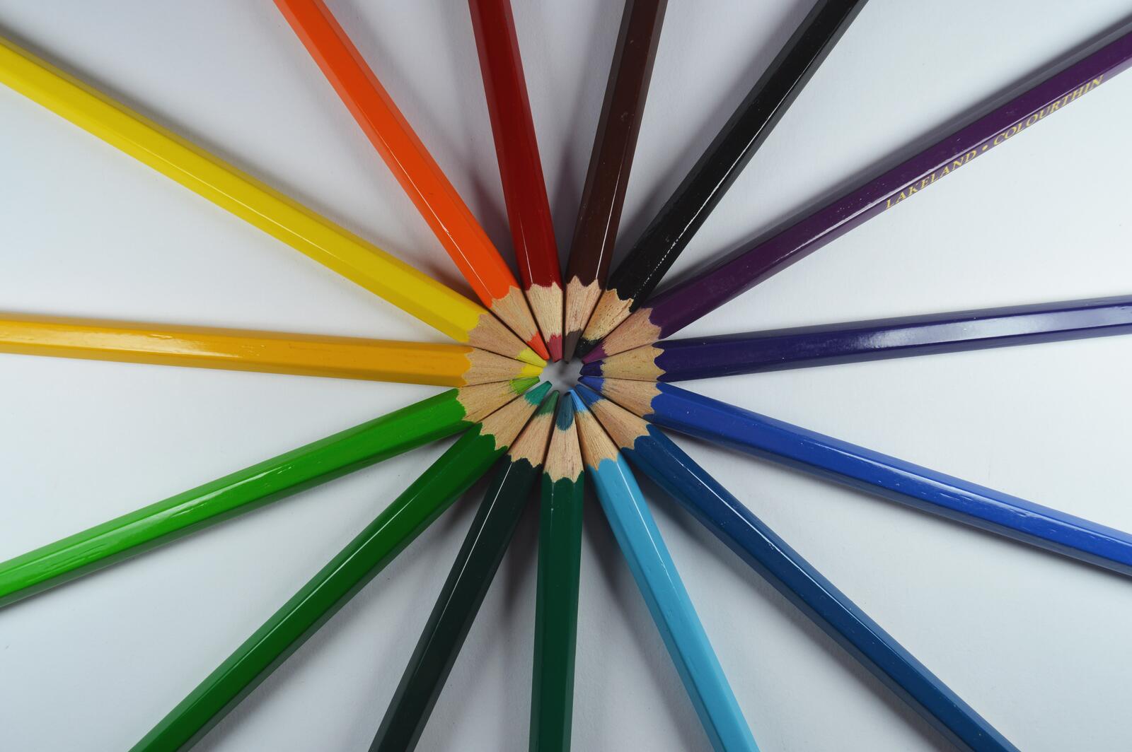 Free photo Colored pencils in the form of the sun on a white background