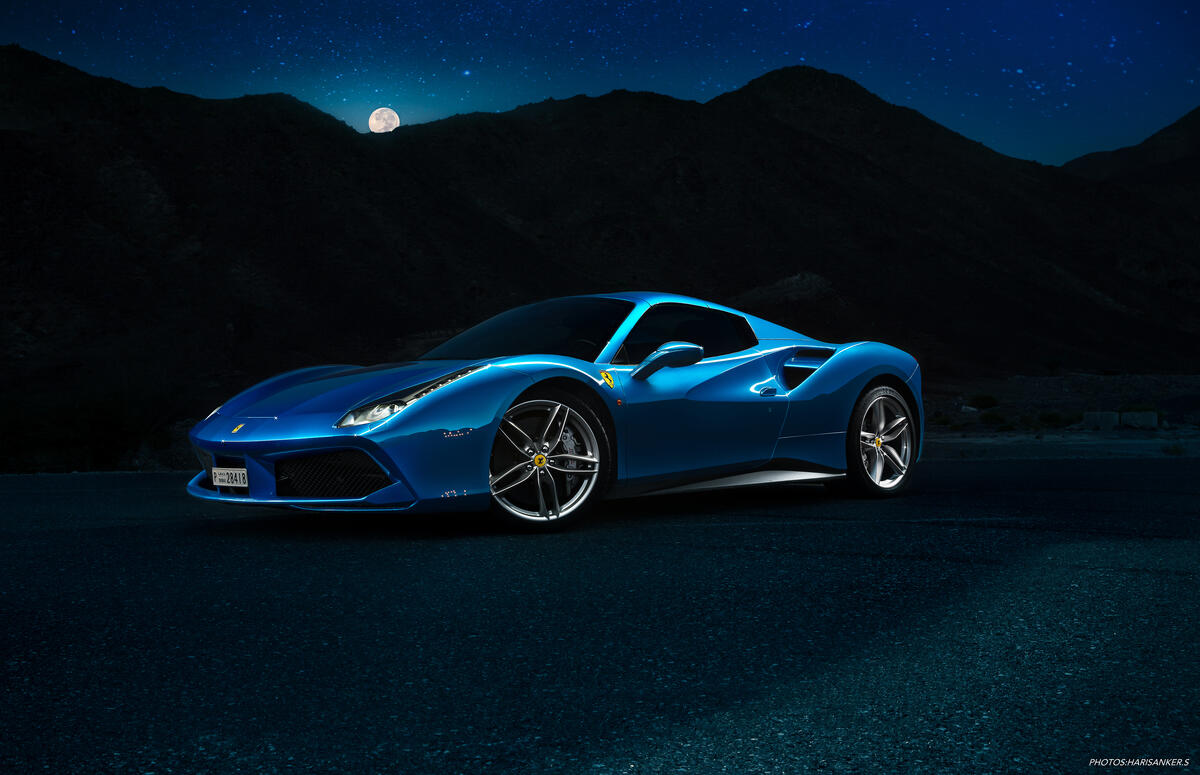 Синяя Ferrari 488