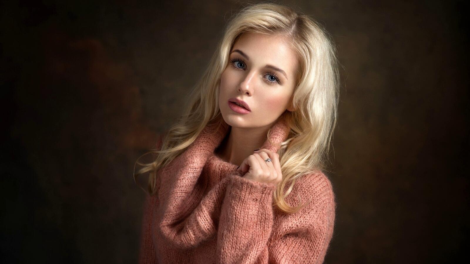 Free photo Portrait of a girl and a blonde
