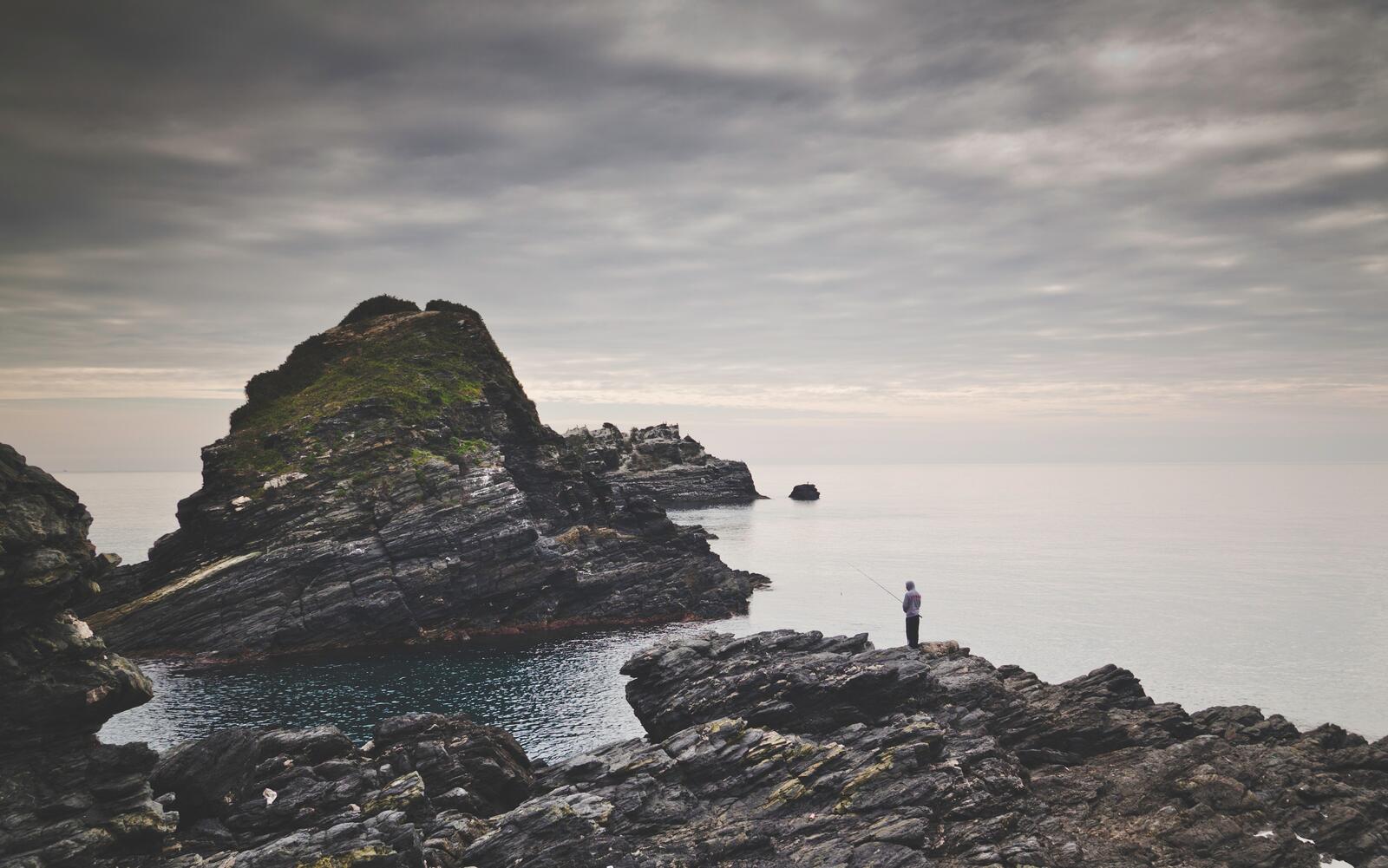 Бесплатное фото Острые скалы на берегу моря