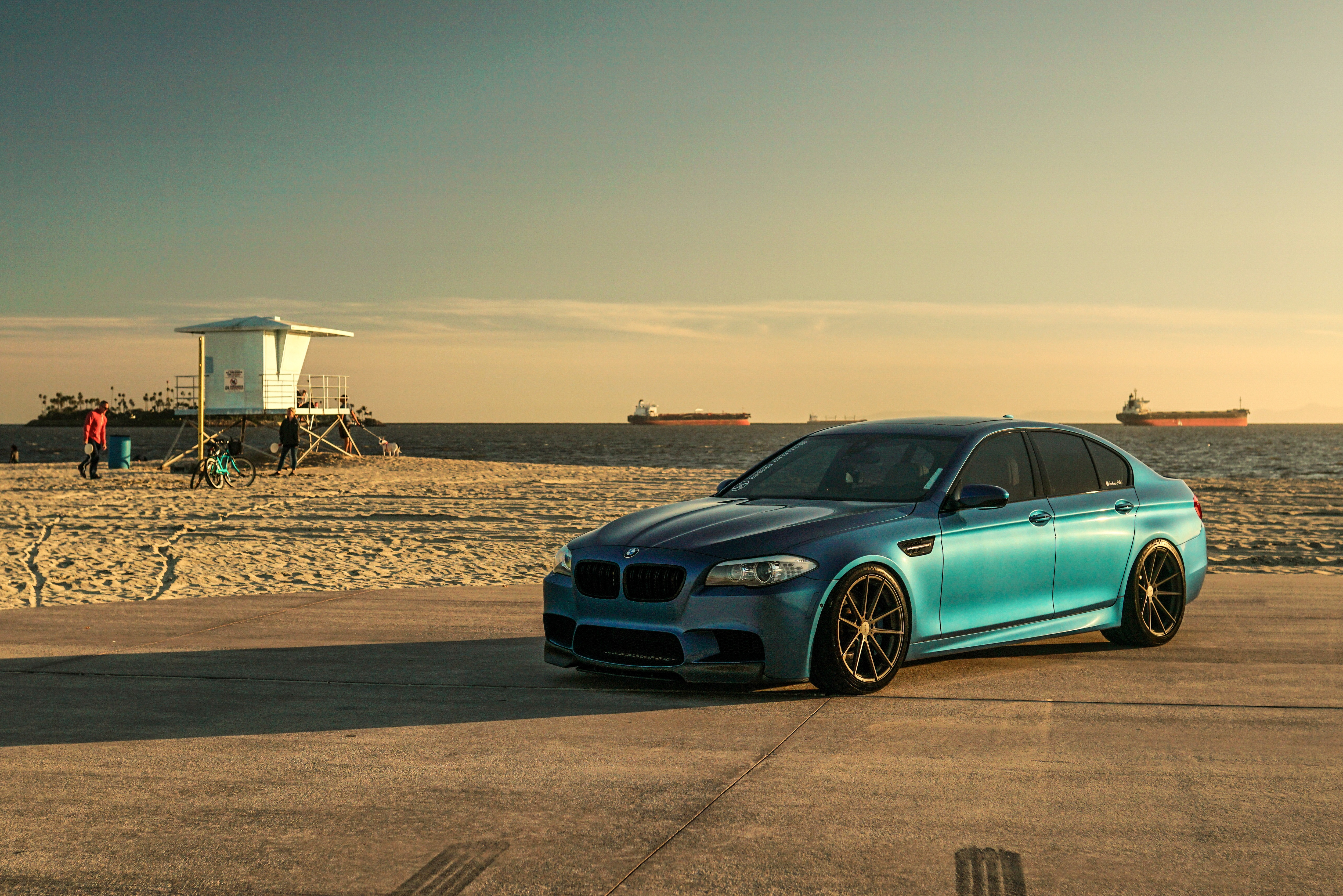Красивый BMW M5 F10 на песочном пляже