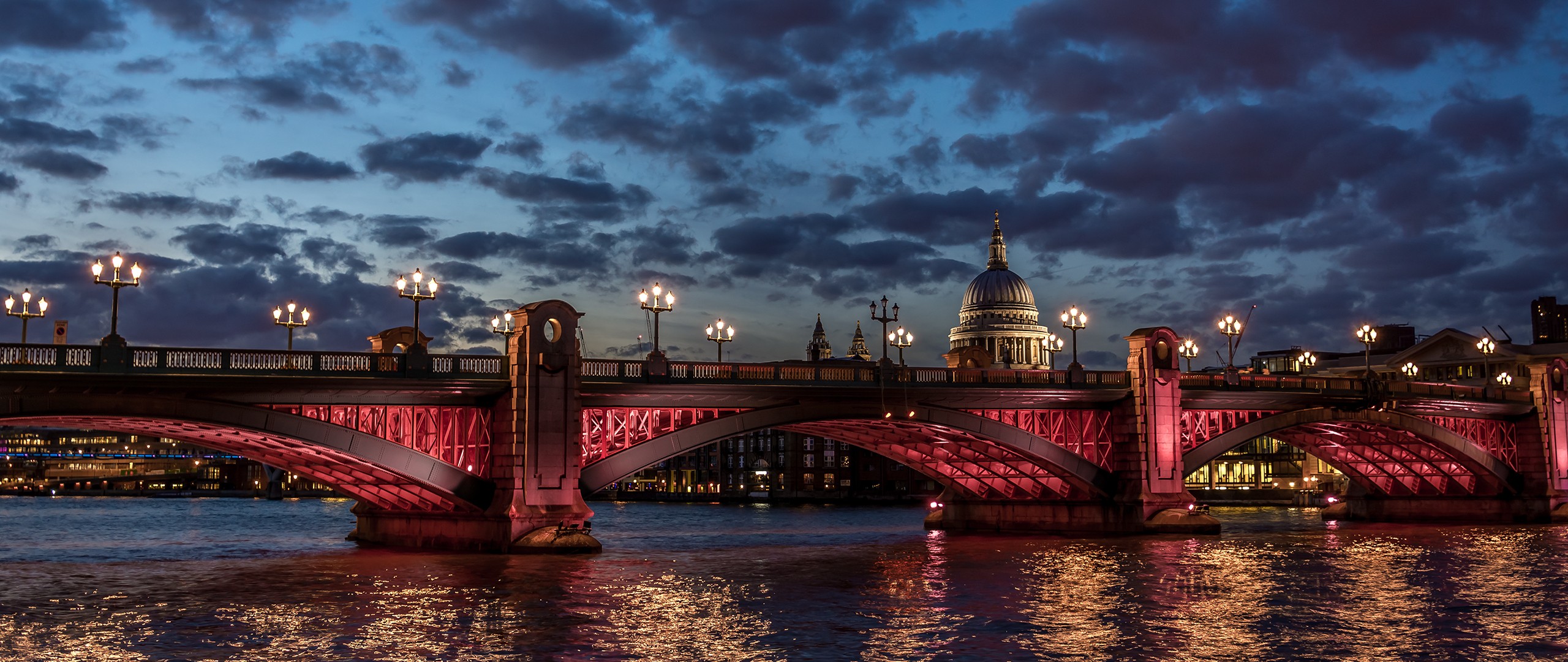 Free photo Wallpaper with night bridge over the river