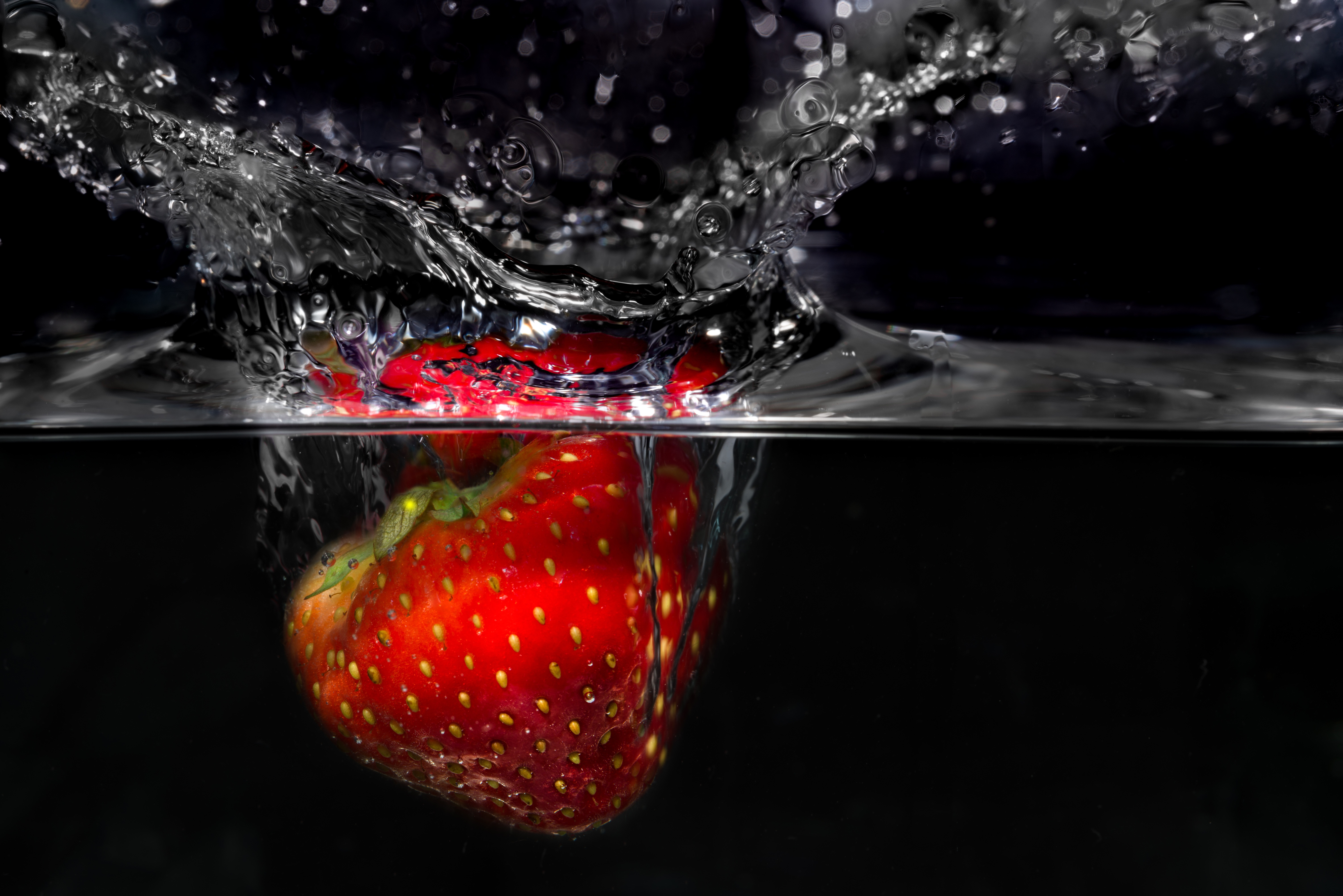 Free photo Strawberries falling into the water