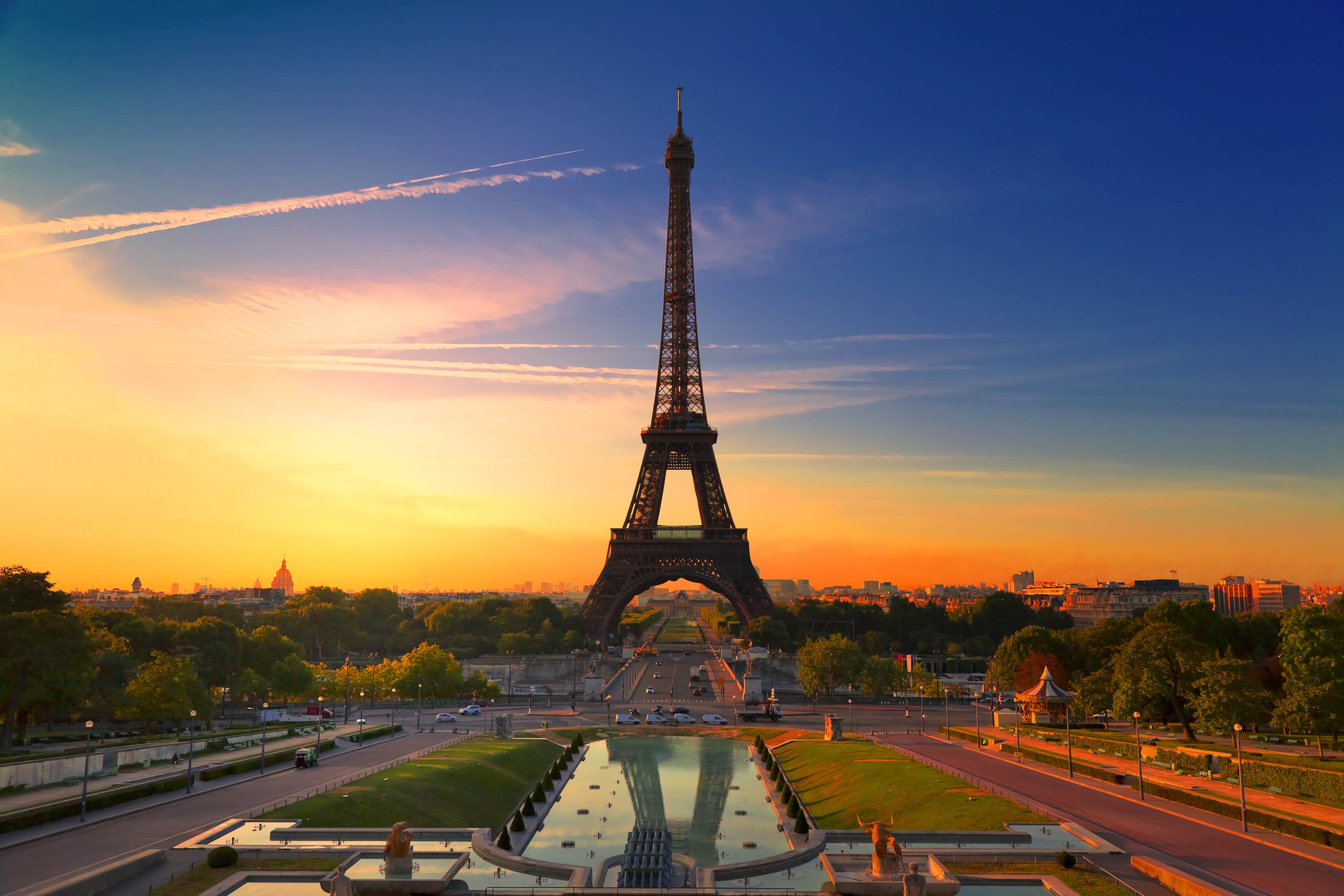 Free photo Wallpaper Eiffel Tower in the evening time