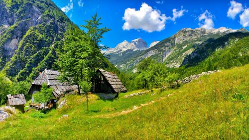 Деревянные дома на холмах в Альпах