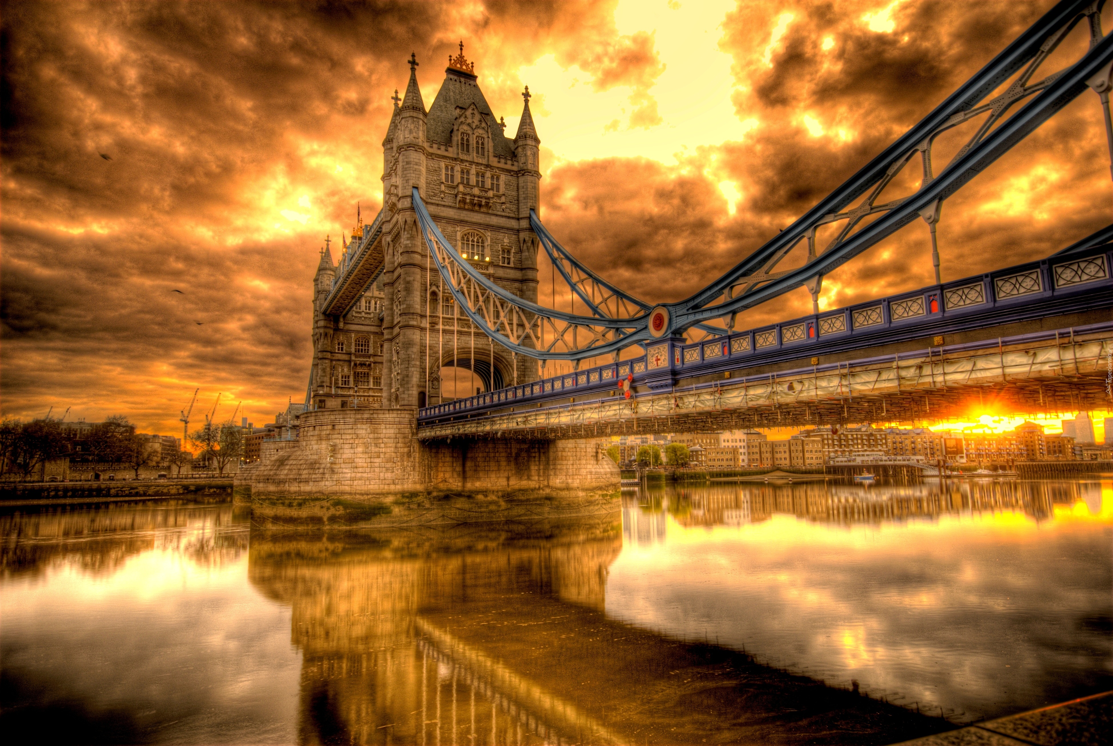 Free photo Tower Bridge in bad weather in the evening