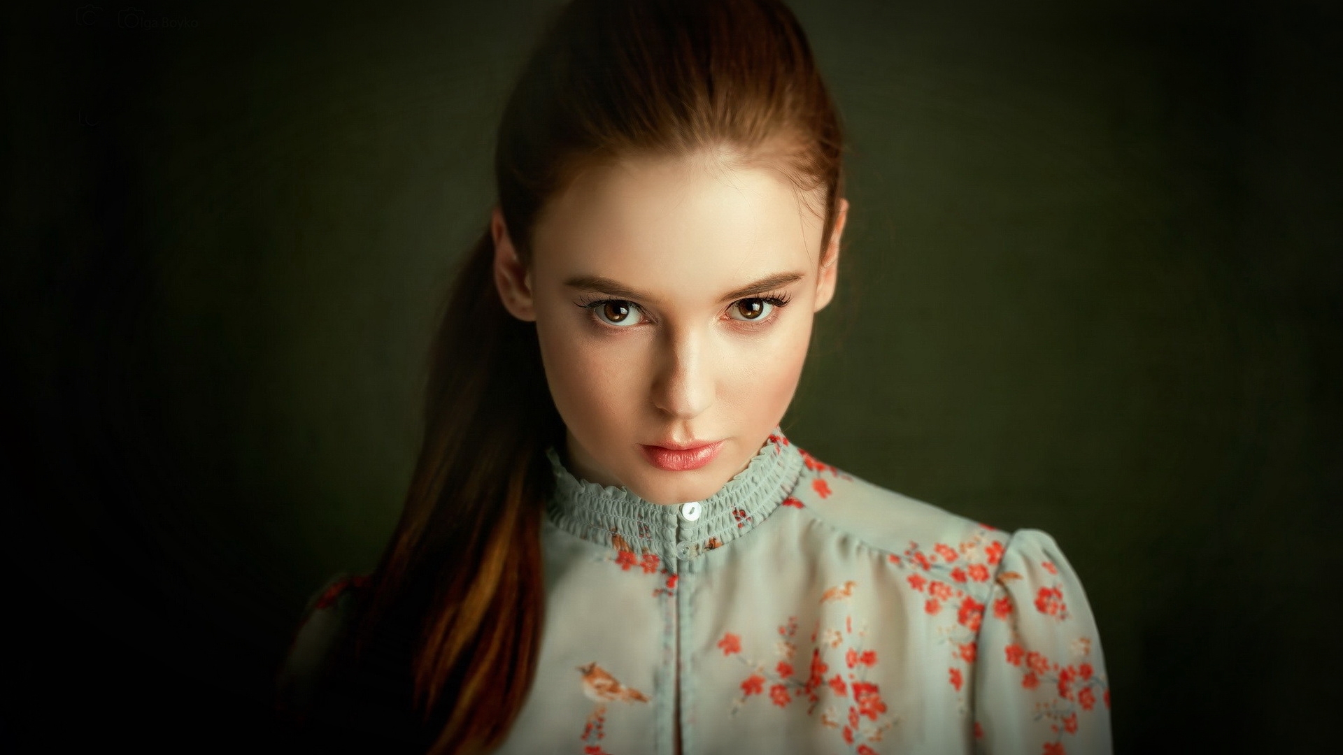 Портрет рыжеволосой девушки на зеленом фоне