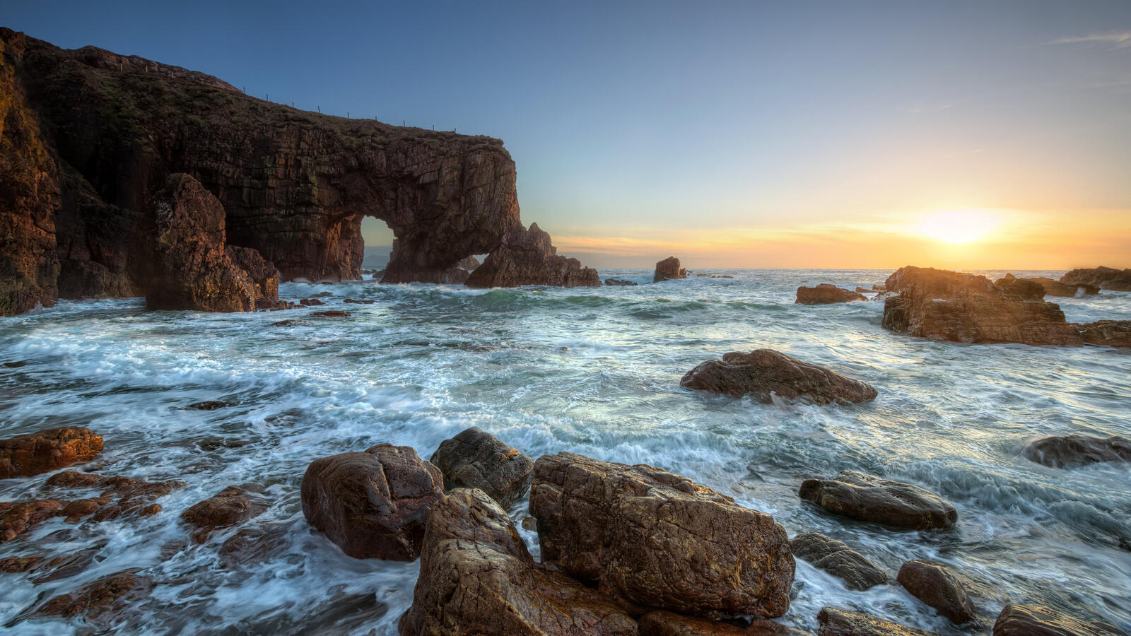 Бесплатное фото Красивый берег в ирландии с камнями на берегу