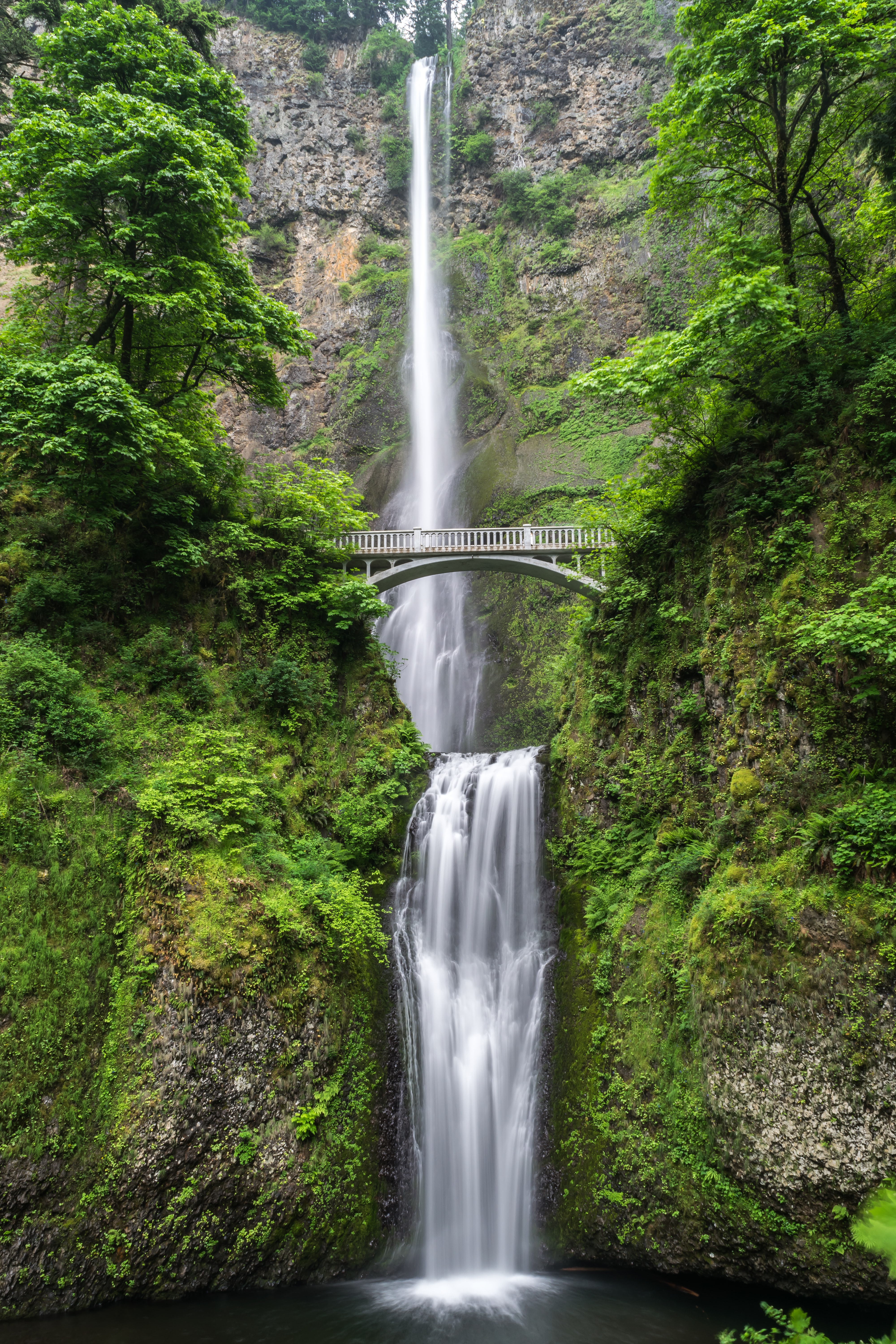 Бесплатное фото Картинка с высоким водопадом в ущелье