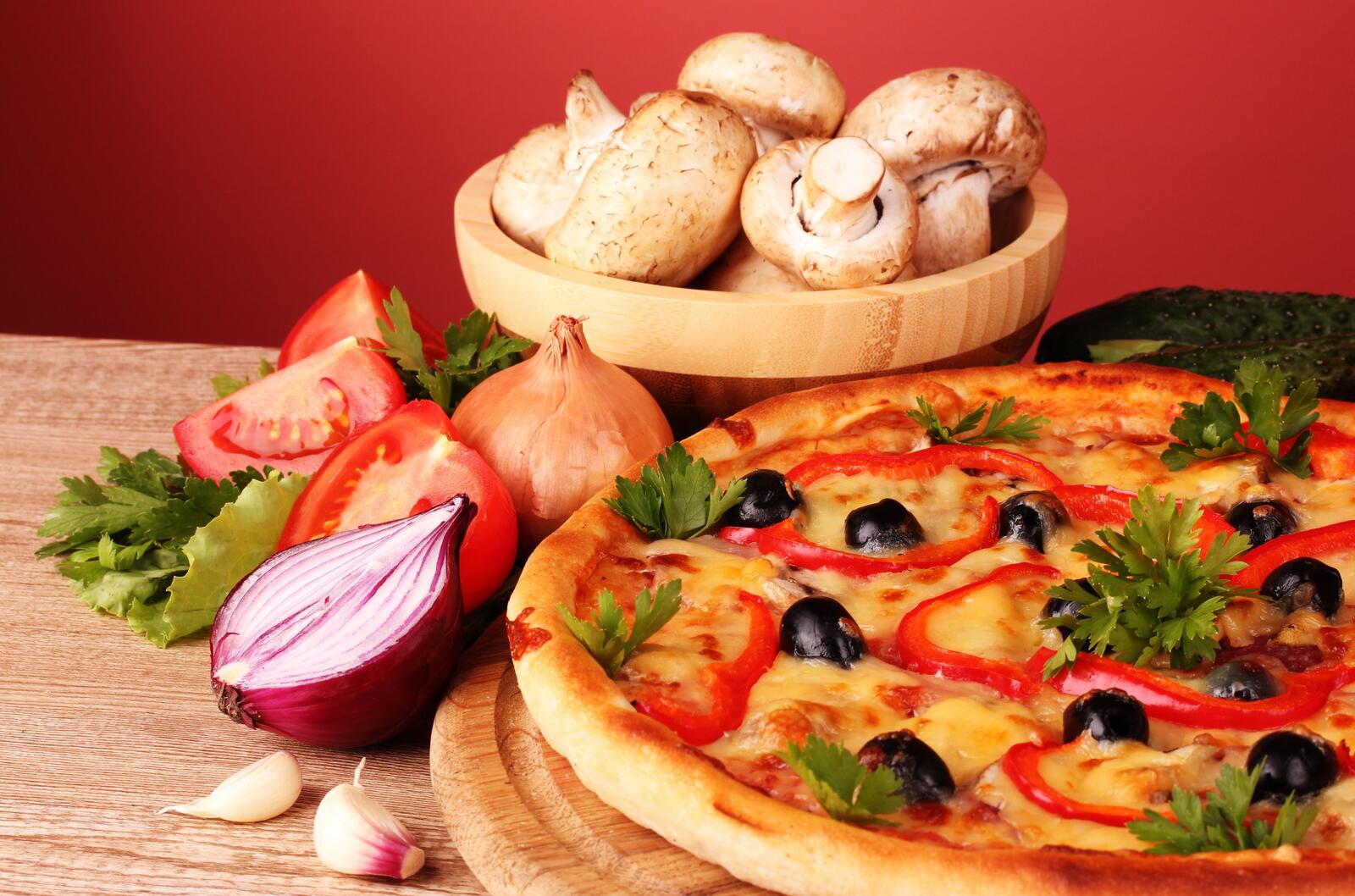 Бесплатное фото Пицца со оливками и грибами