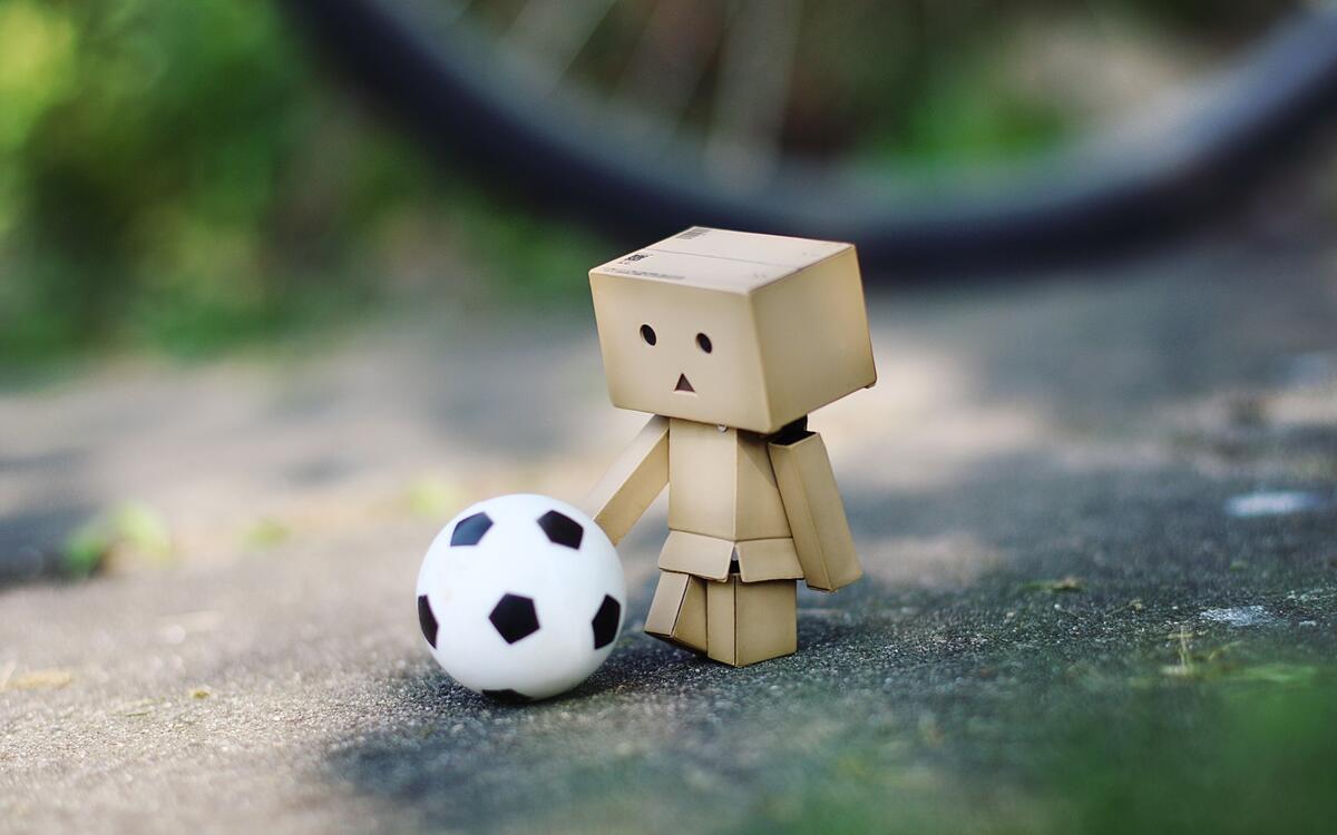 Человечек из коробки с футбольным мячом