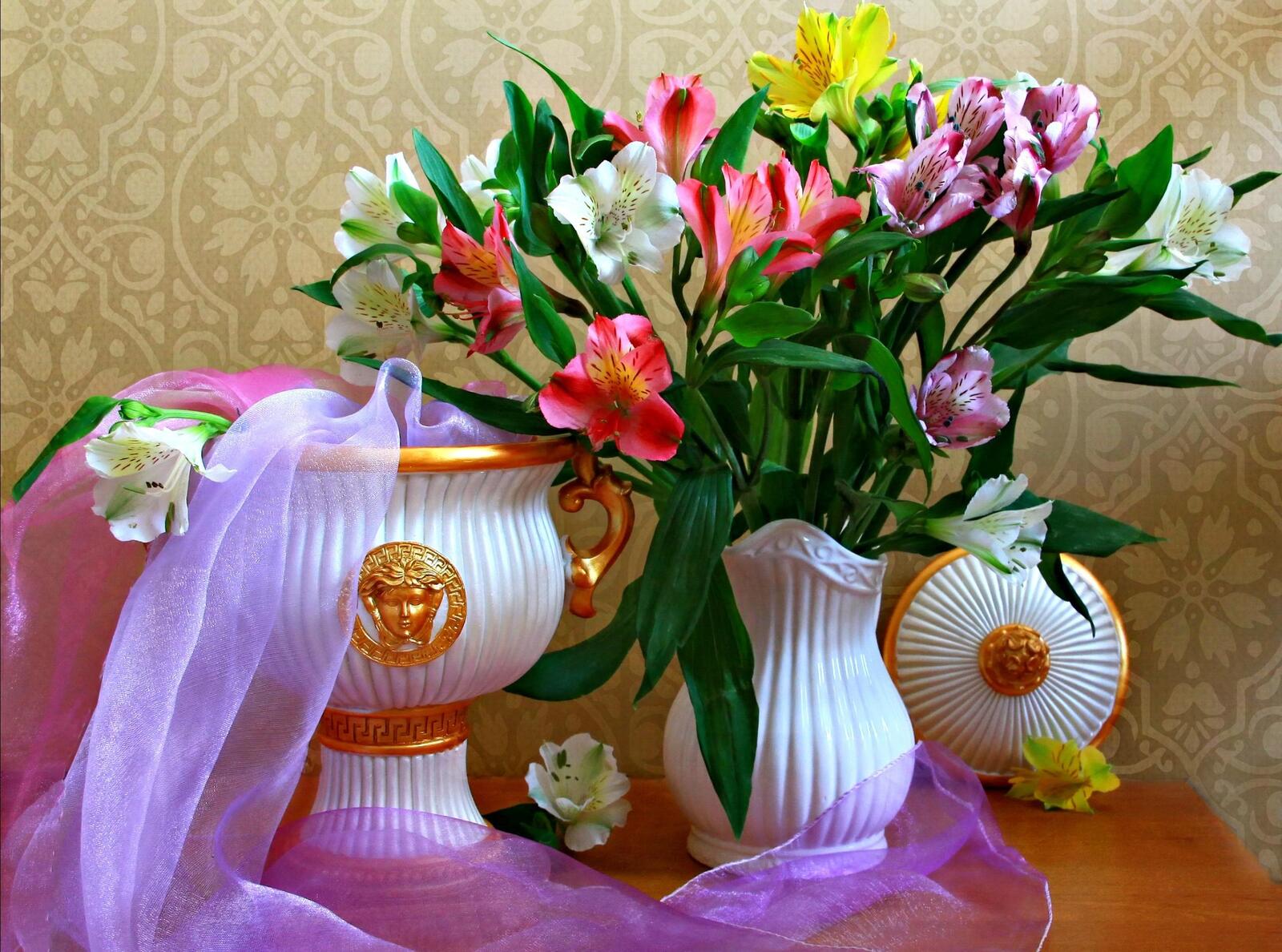 Бесплатное фото Ваза с цветами альстромерии