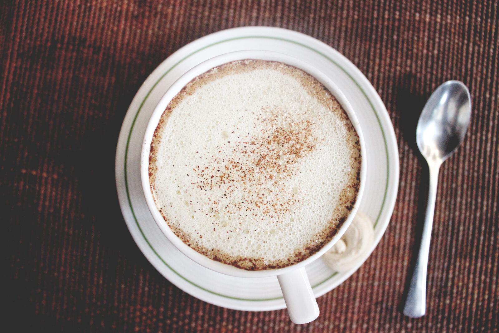 Бесплатное фото Белая чашка кофе на белом блюдце