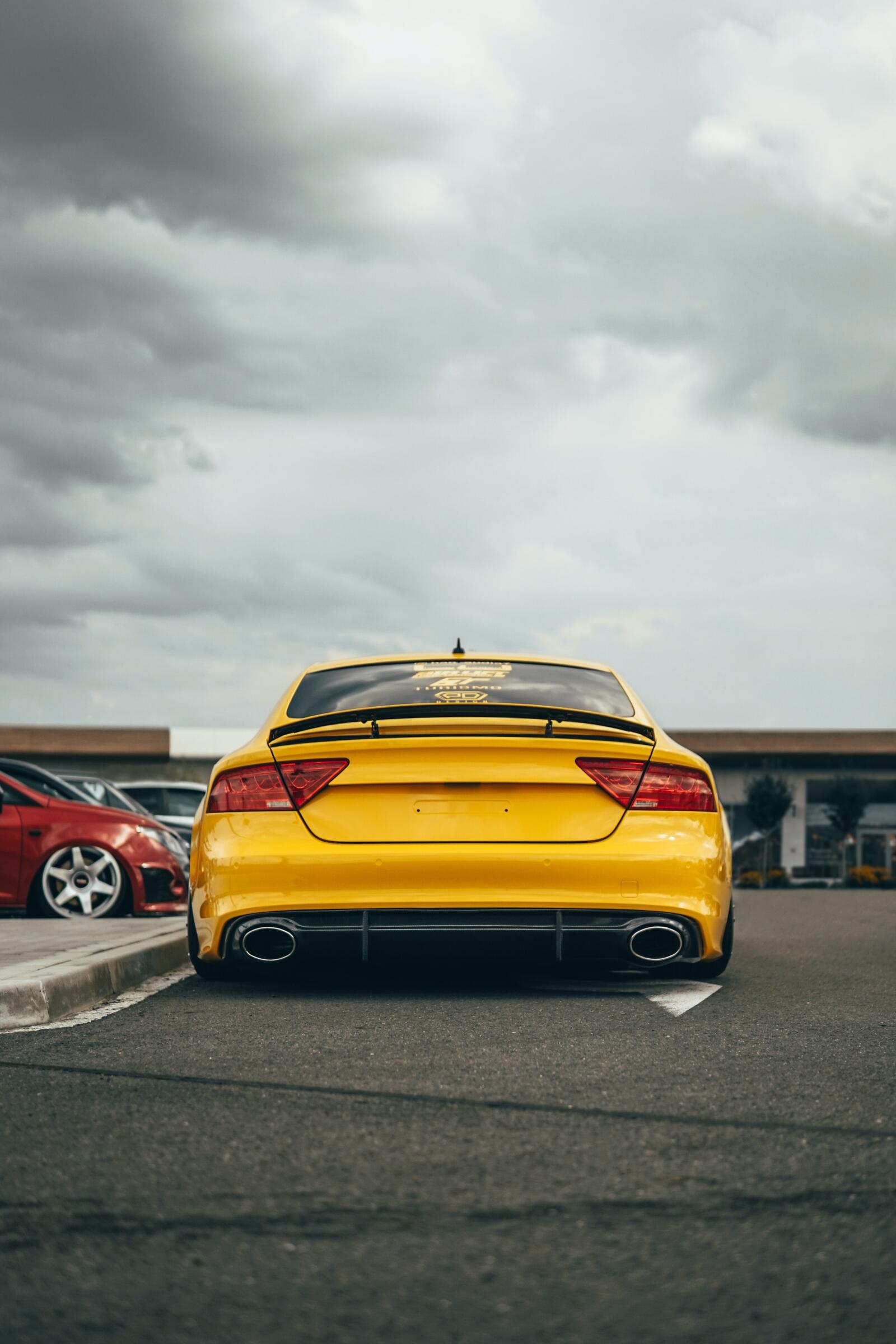 Желтая Audi вид сзади