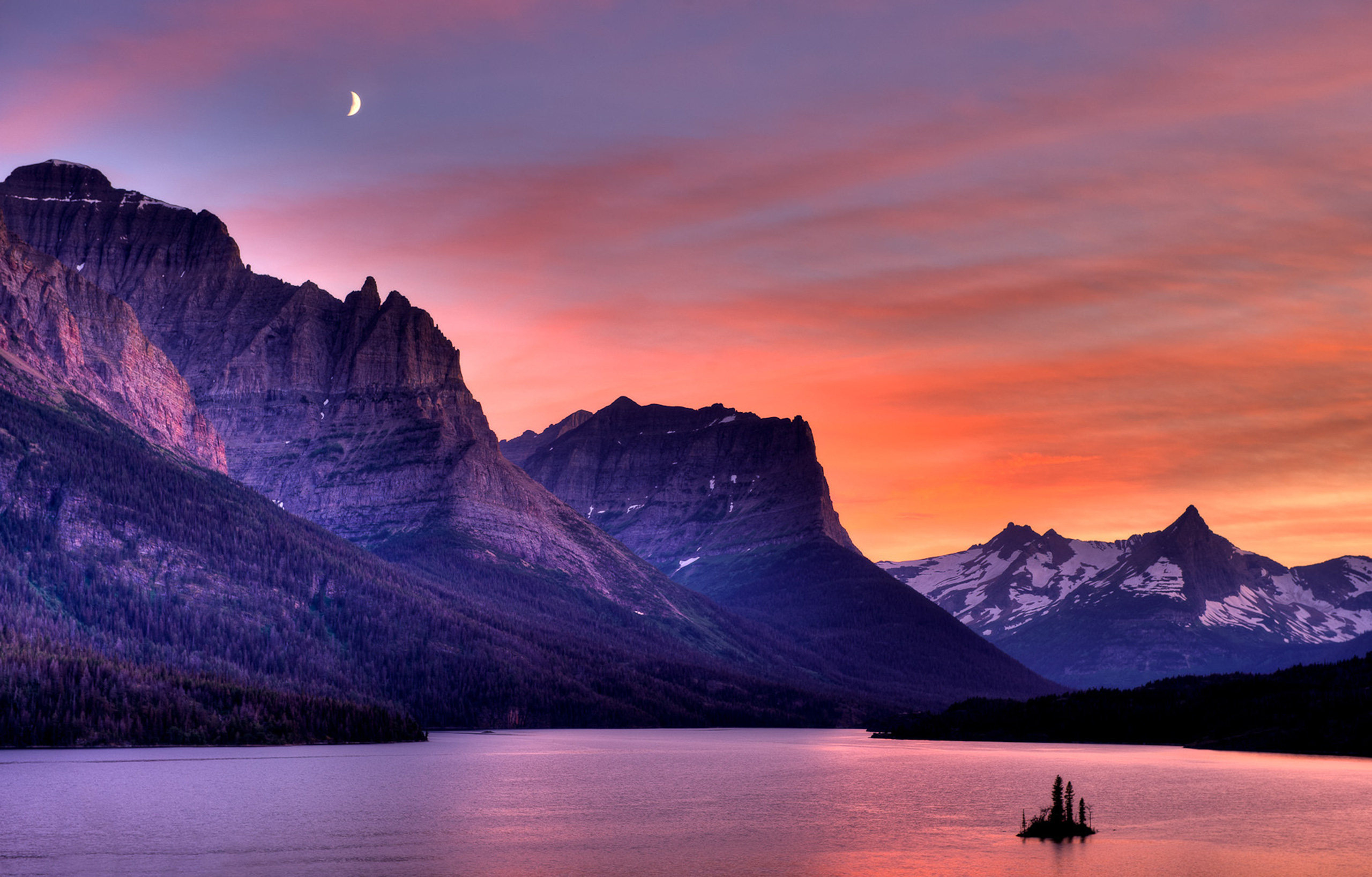 Бесплатное фото Скалы у озера на закате