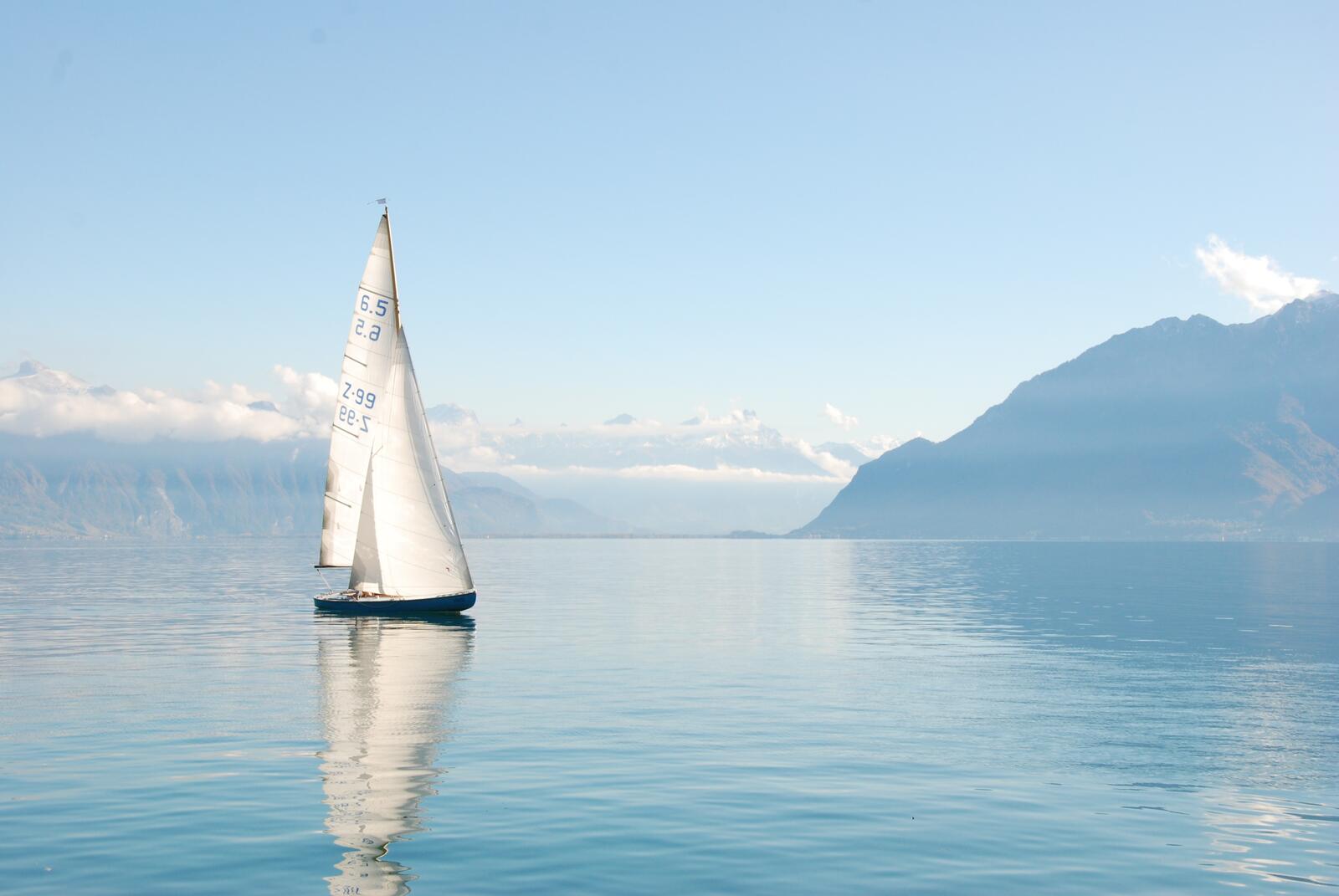 免费照片湖面上一艘孤独的帆船