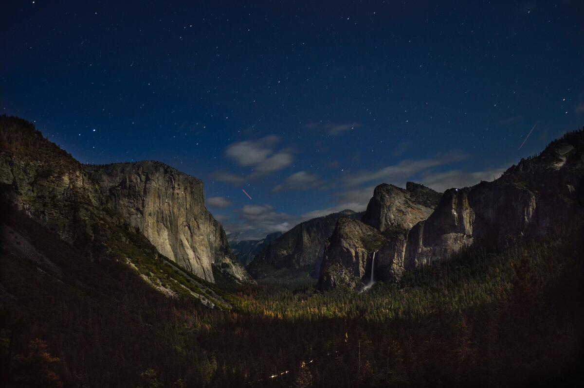 Ночное небо со звездами в ущелье среди гор