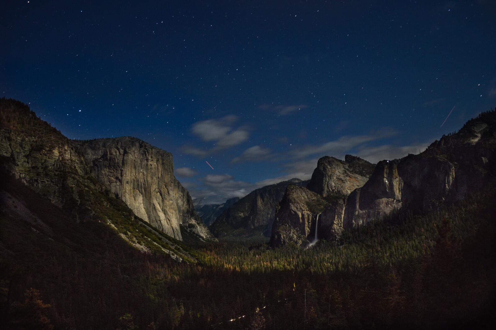 Бесплатное фото Ночное небо со звездами в ущелье среди гор