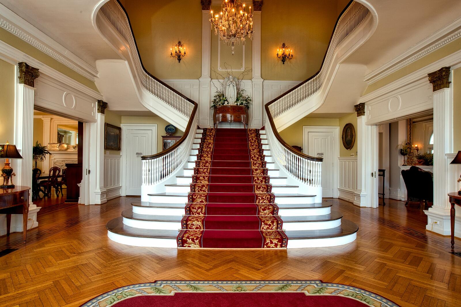 Free photo Elegant interior of a large house