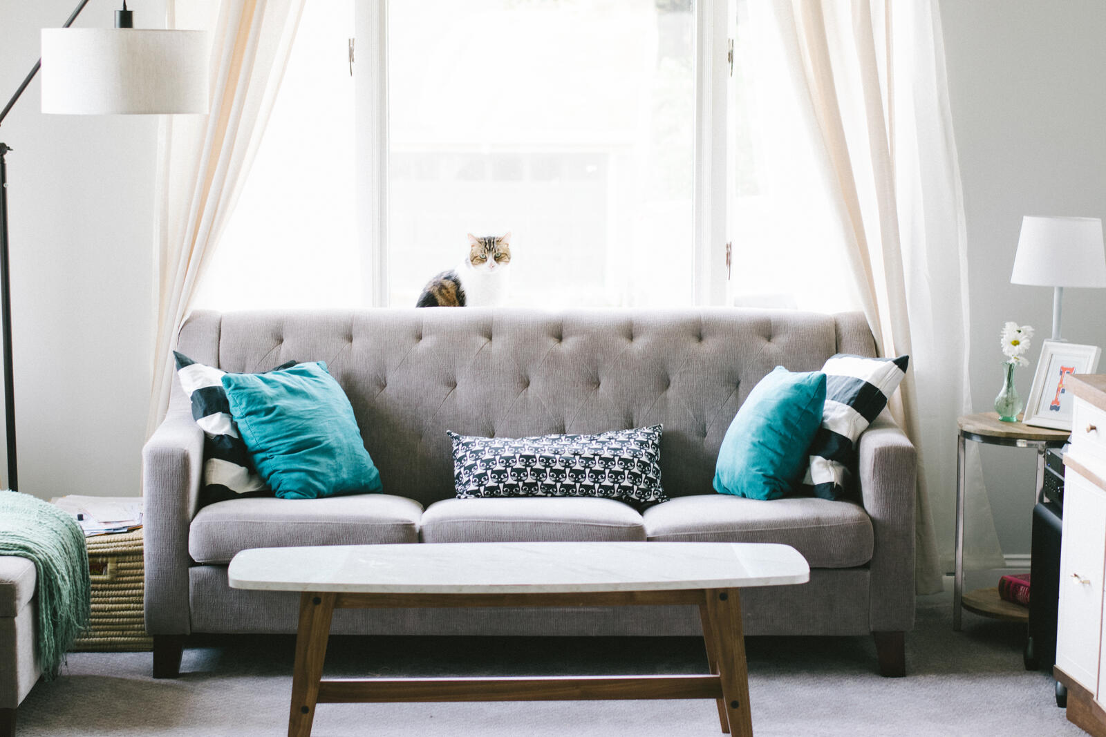 Бесплатное фото Серый диван в гостиной