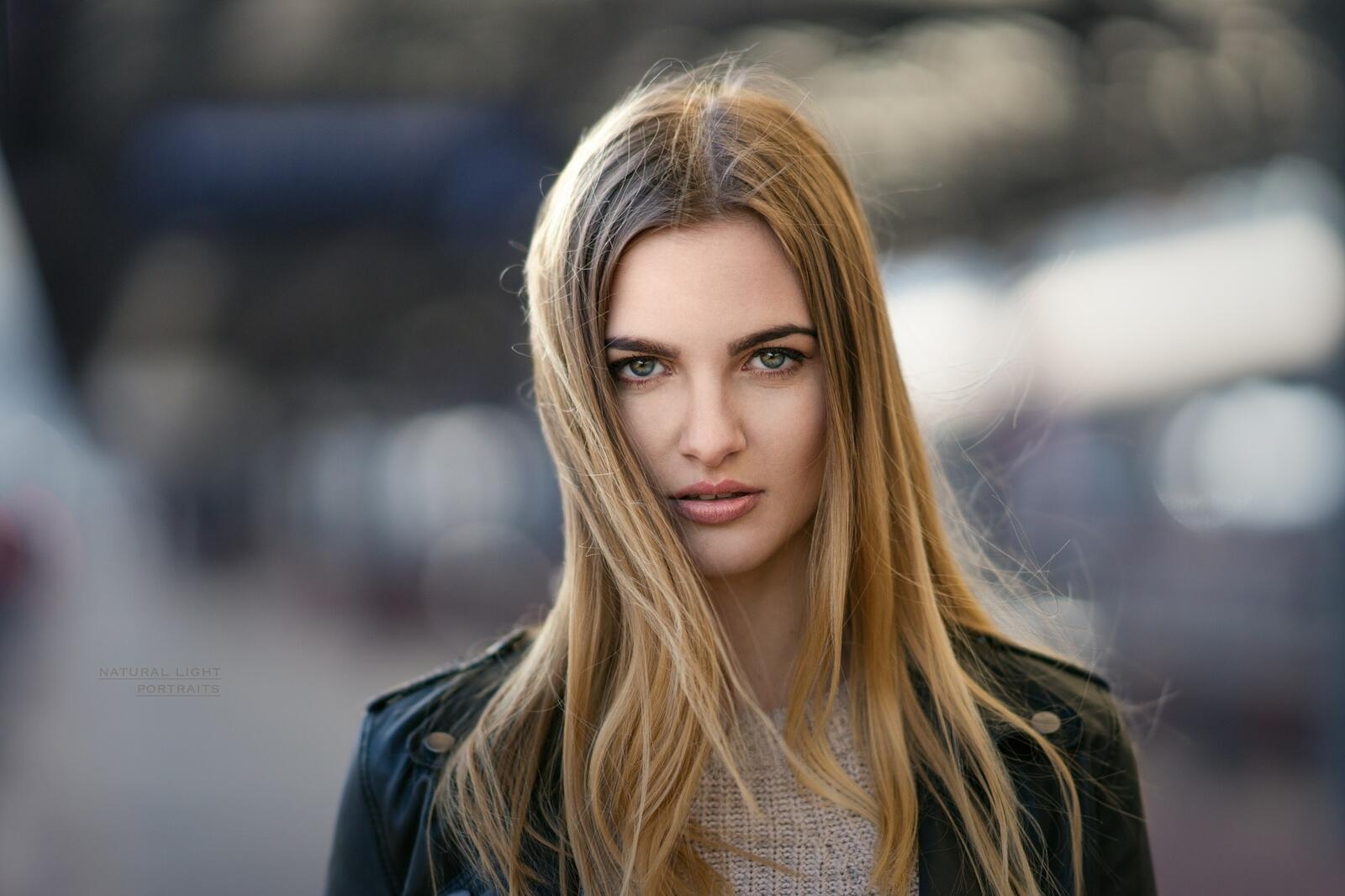 Free photo Portrait of a long-haired girl