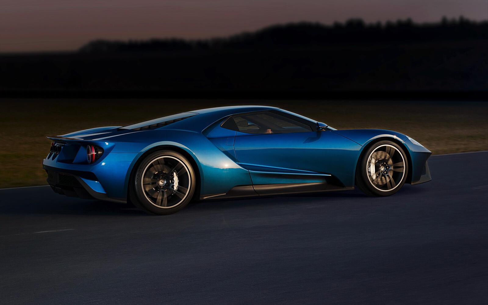 Free photo The new Ford GT in blue.
