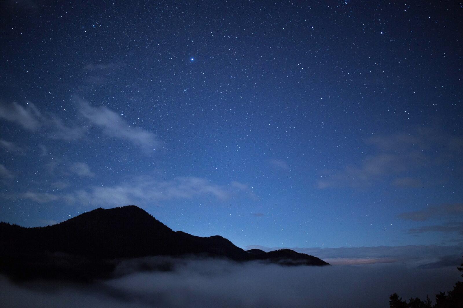 Бесплатное фото Звездное небо на фоне гор