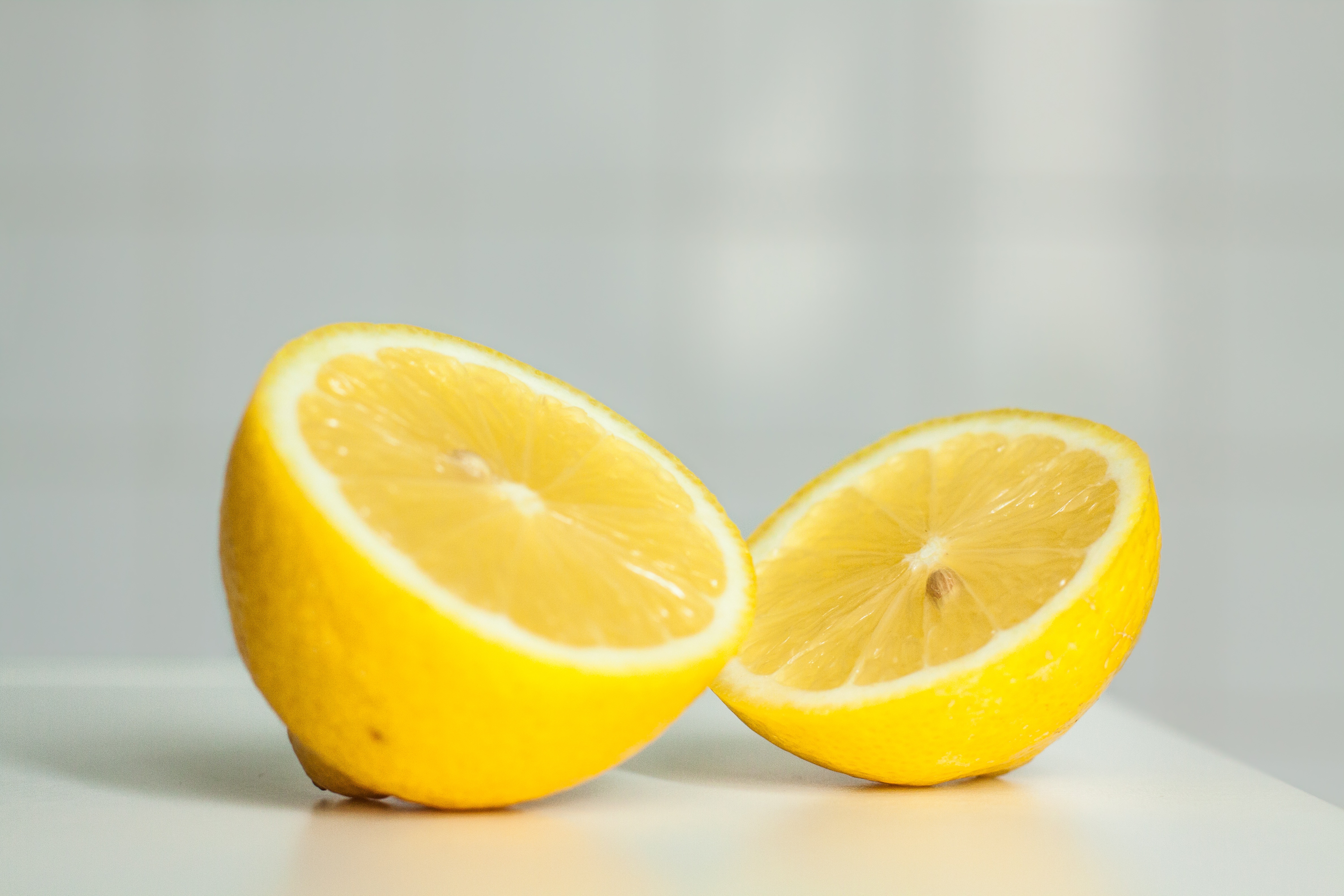 Free photo Yellow lemon in a cut