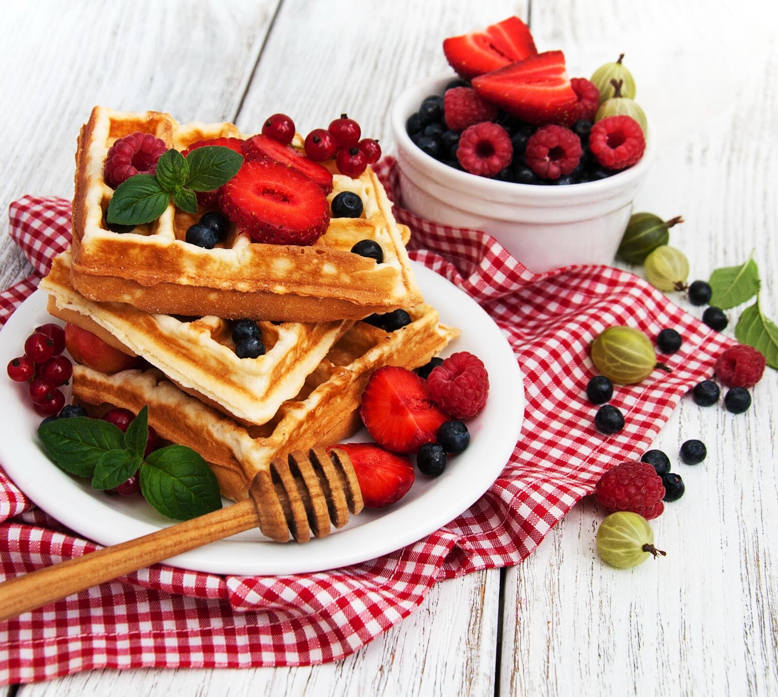 Бесплатное фото Вкусное блюдо с выпечкой и ягодами