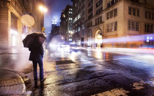 Улицы Нью-Йорка дождливой ночью