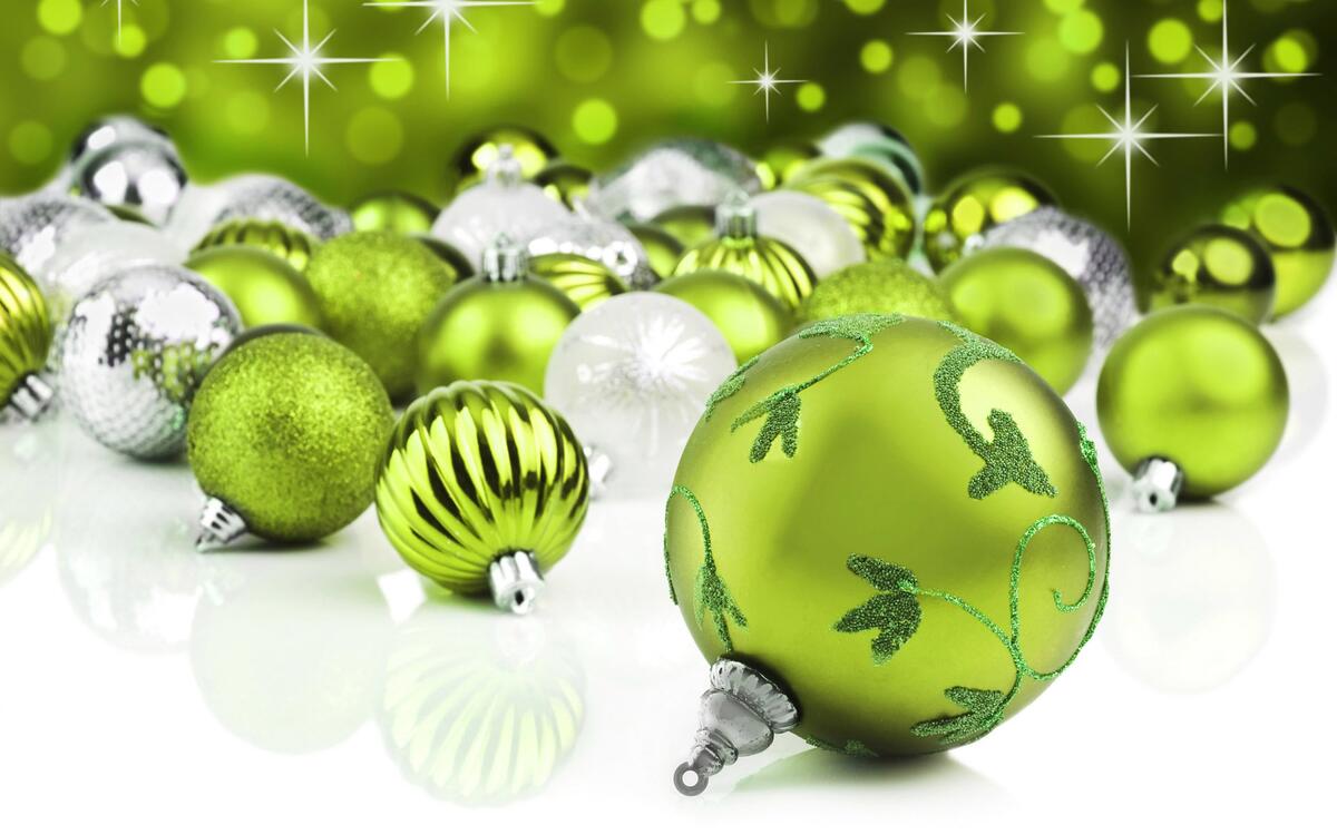 Картинка с новогодними игрушками зеленого цвета