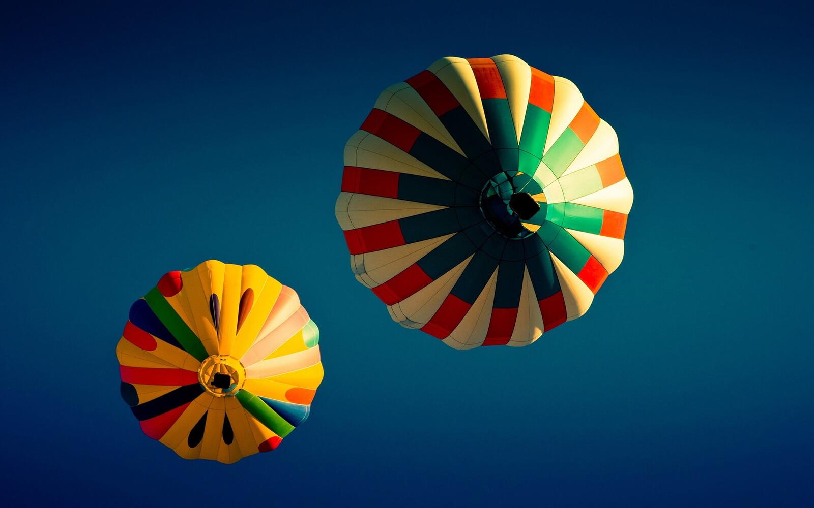 Бесплатное фото Воздушные шары пролетают над головой