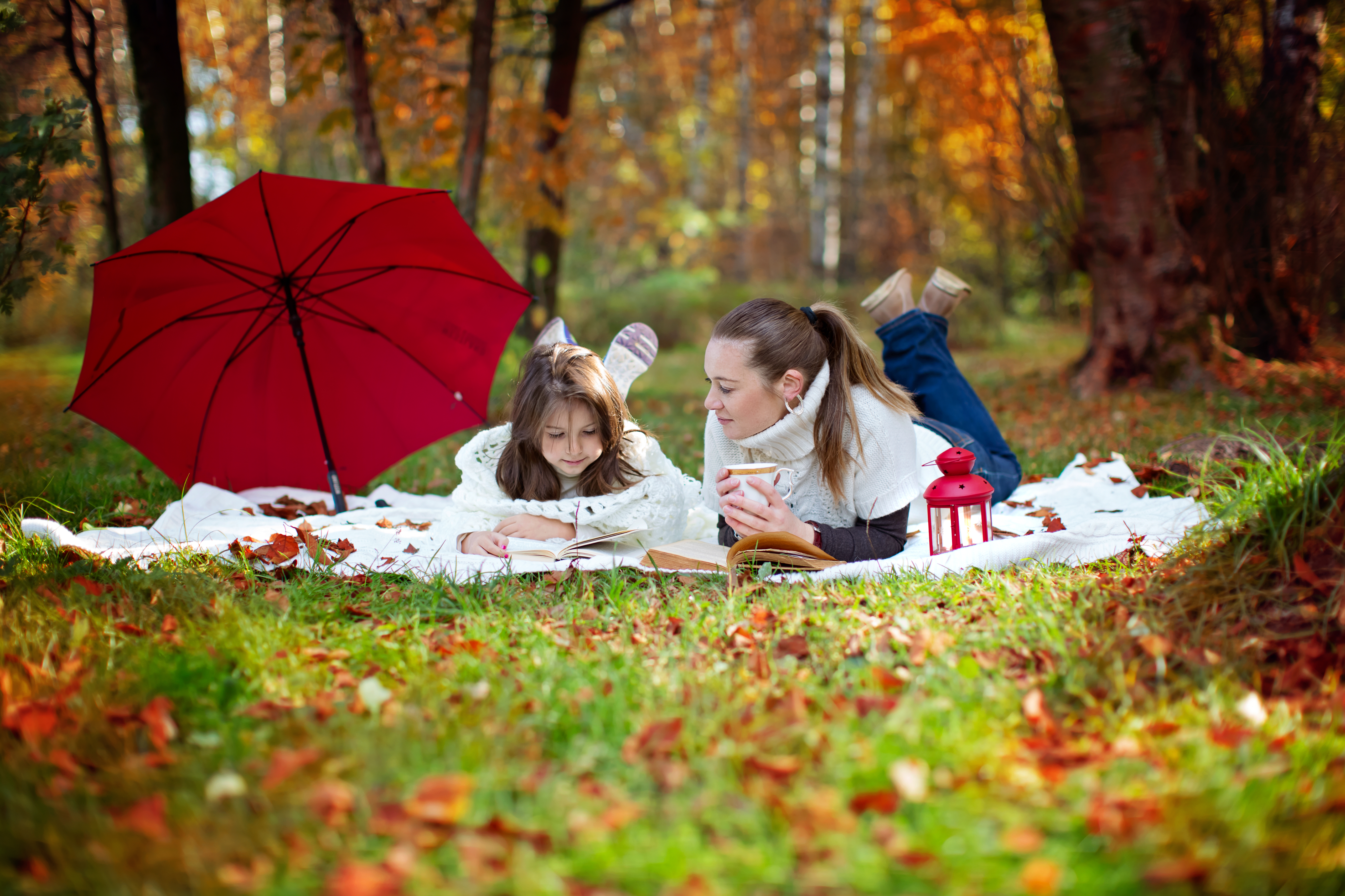 Free photo Beautiful woman, with her daughter, in a clearing, in the fall forest, photo.
