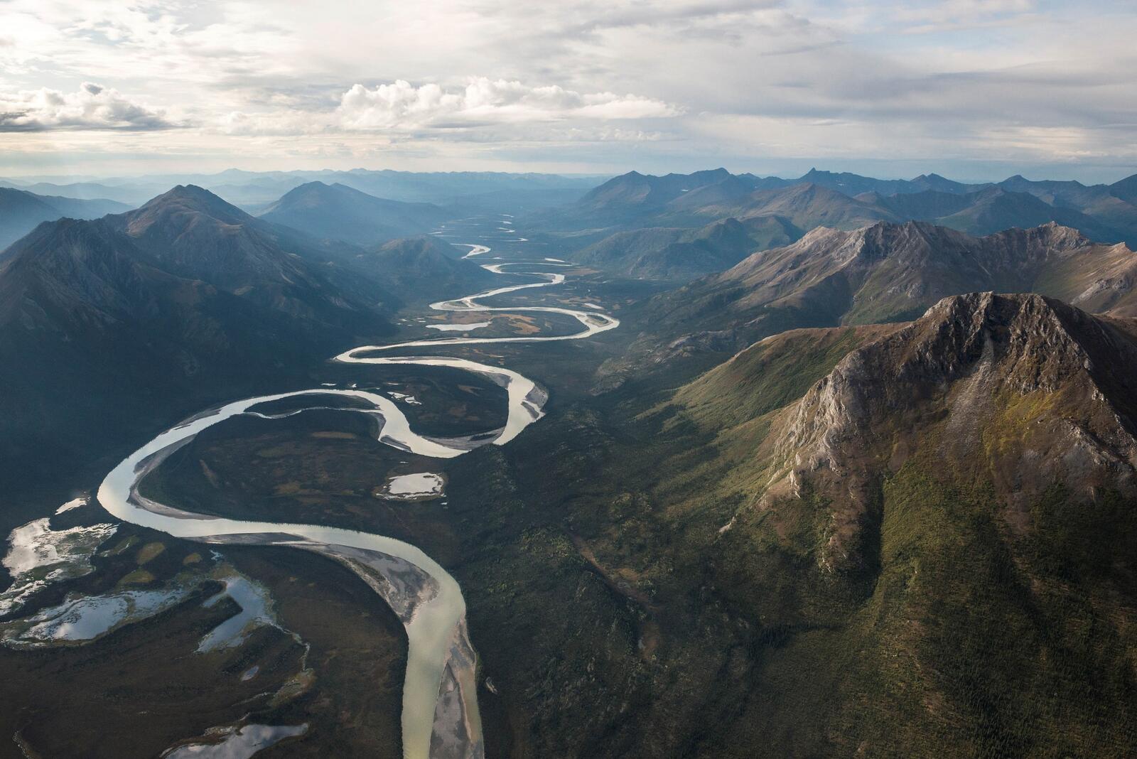 免费照片从上往下看山中蜿蜒的河流