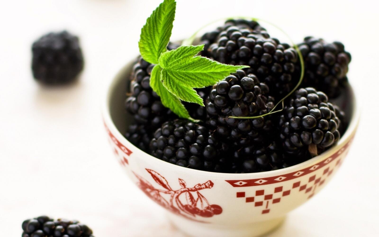 Free photo Large blackberries in a bowl
