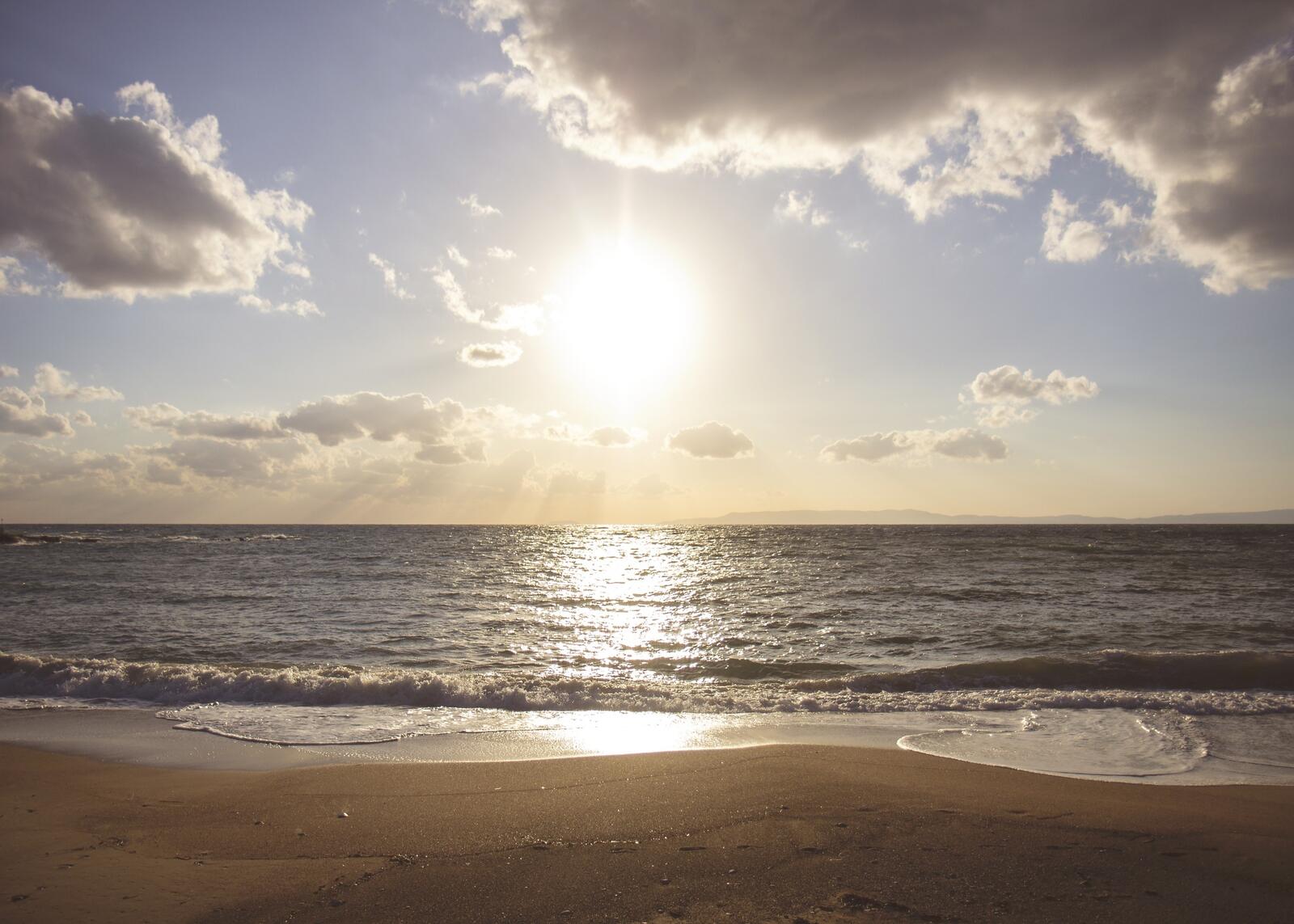 Бесплатное фото Песчаное побережья моря в солнечную погоду