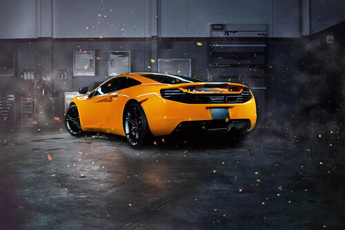 Желтый McLaren 12C вид сзади