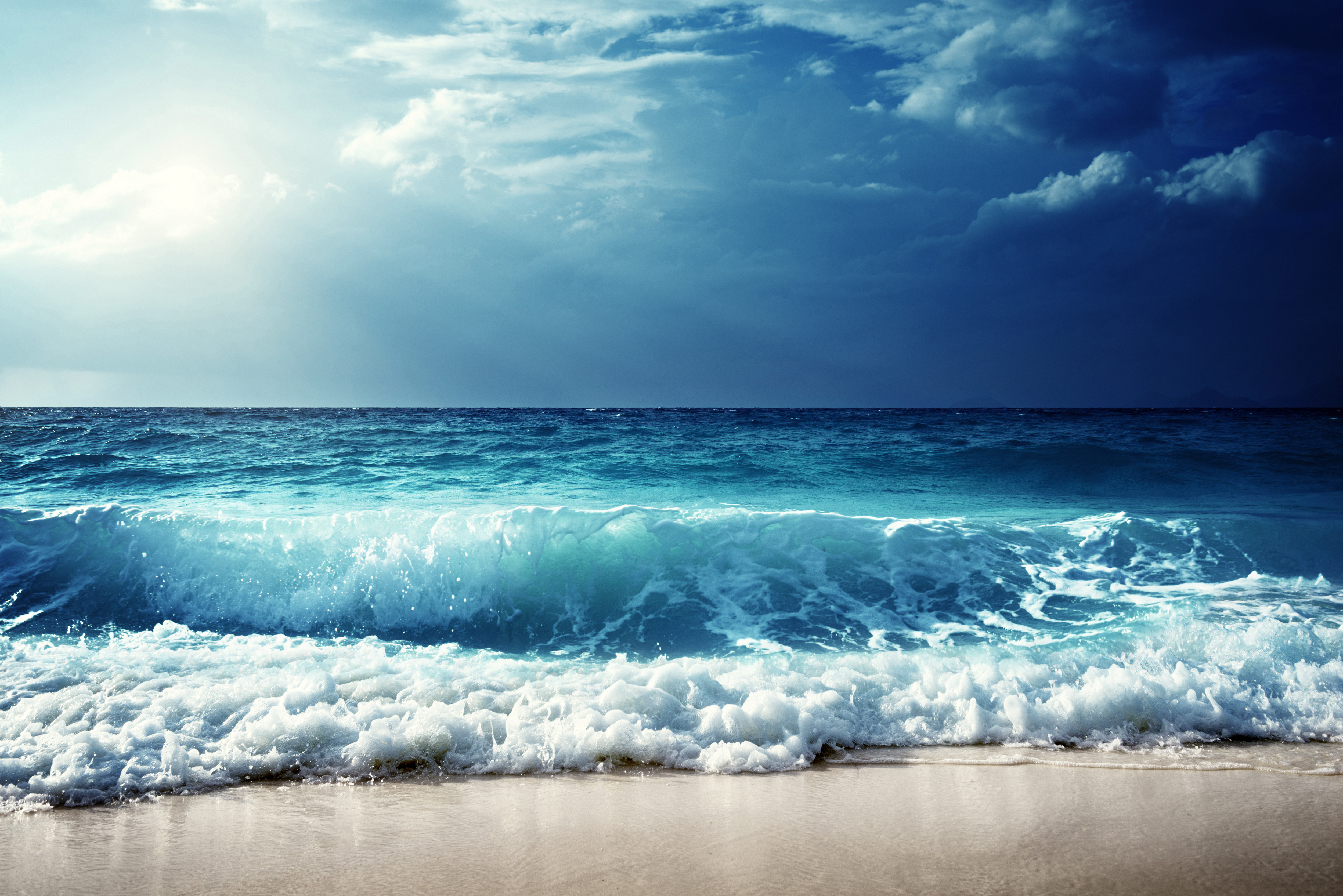 Бесплатное фото Вид на морские волны с берега