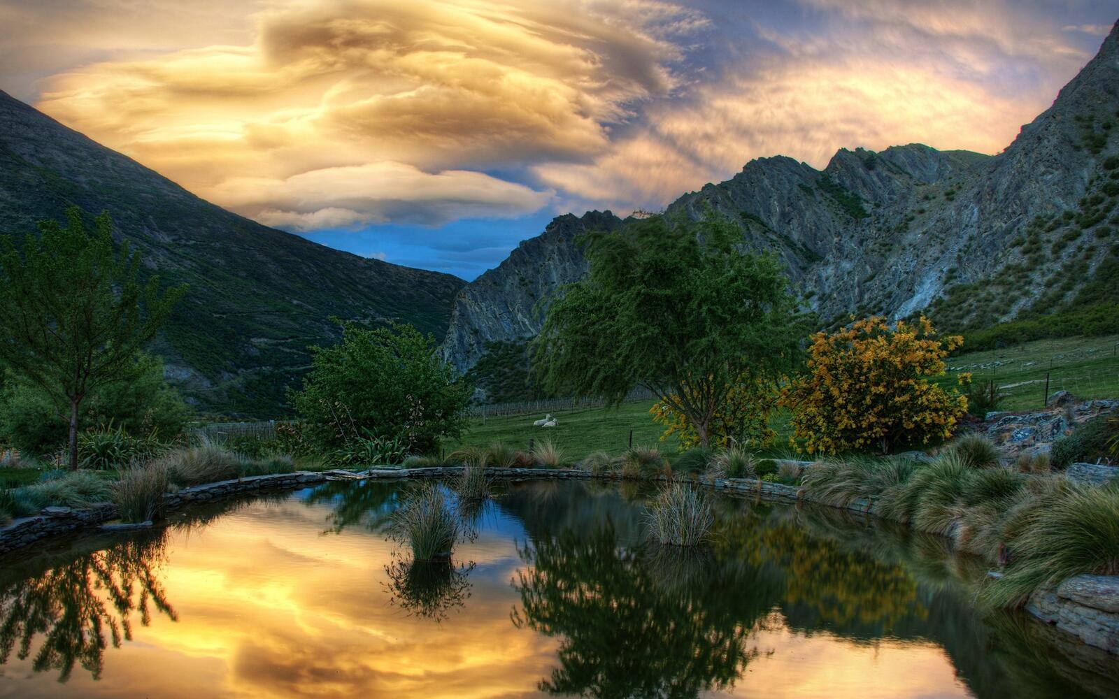 Бесплатное фото Небольшое озеро в горах