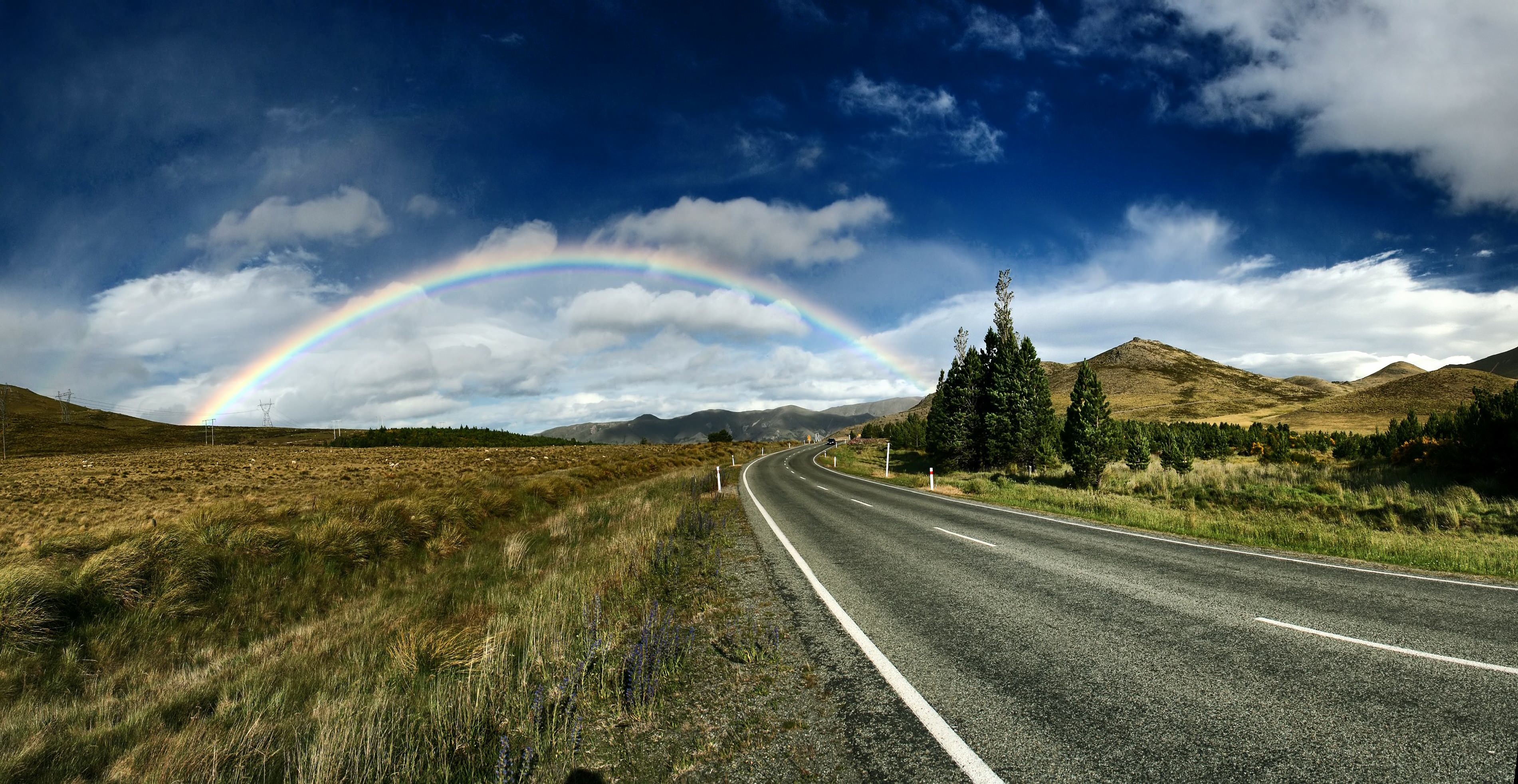Бесплатное фото Большая радуга над дорогой