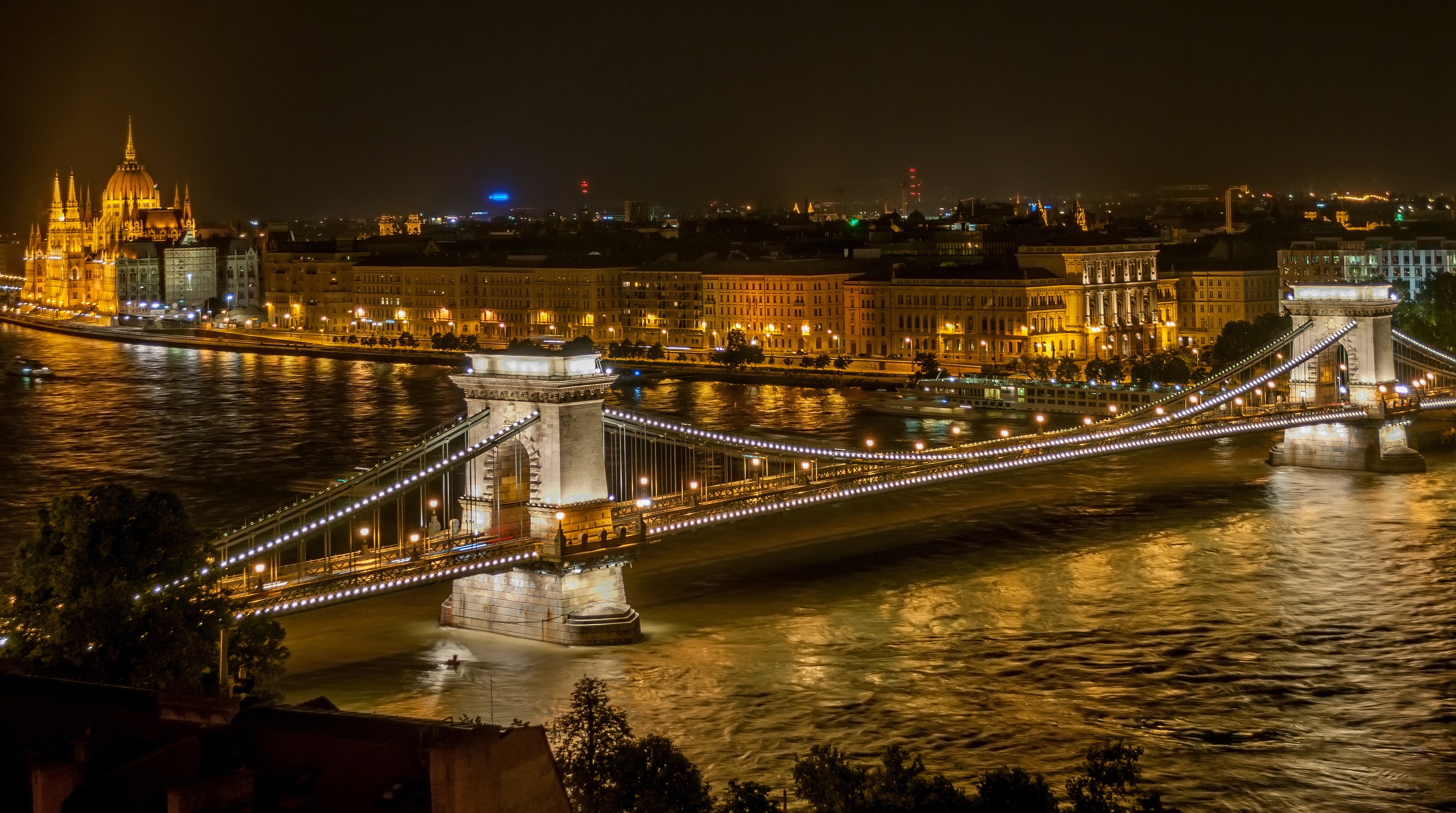 布达佩斯的跨河大桥
