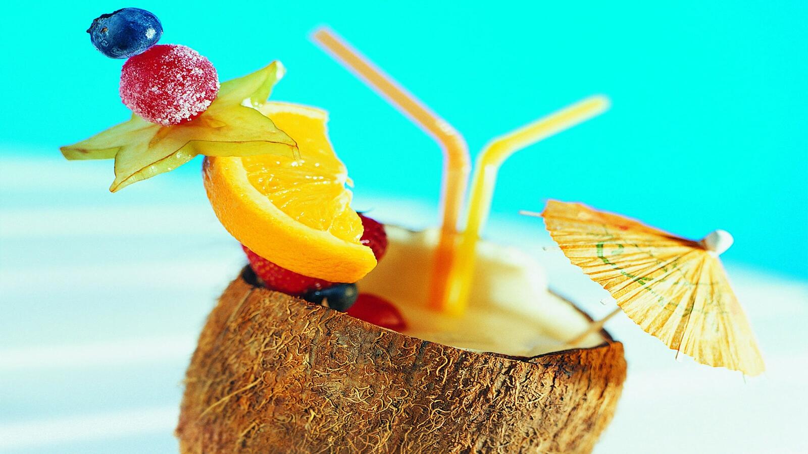 Бесплатное фото Тропический коктейль в кокосе