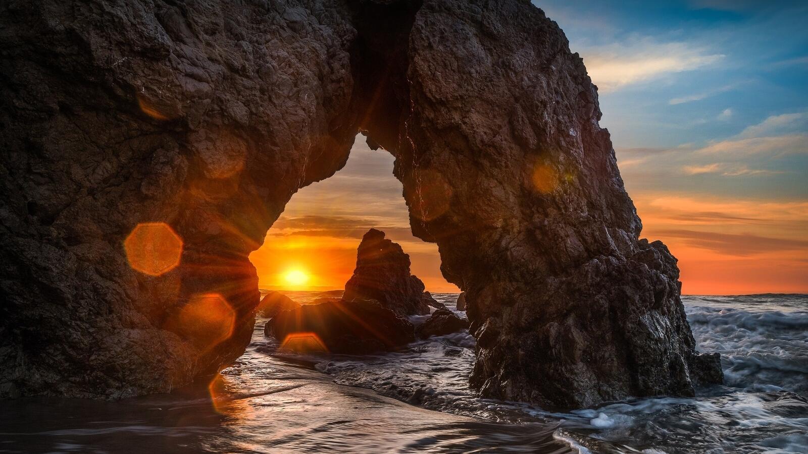Free photo Stone arch on the seashore