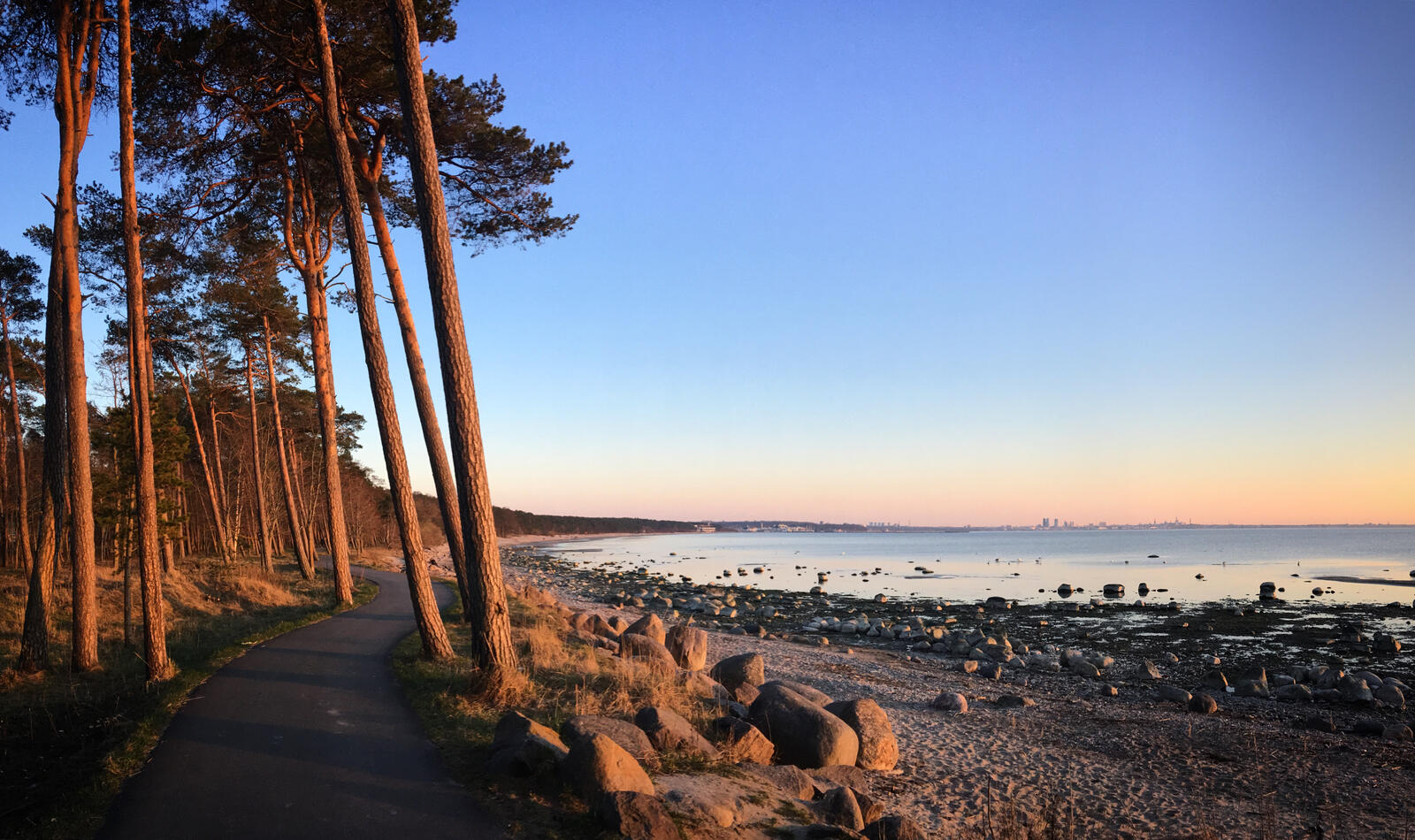 Бесплатное фото Дорожка для велосипедов вдоль морского берега